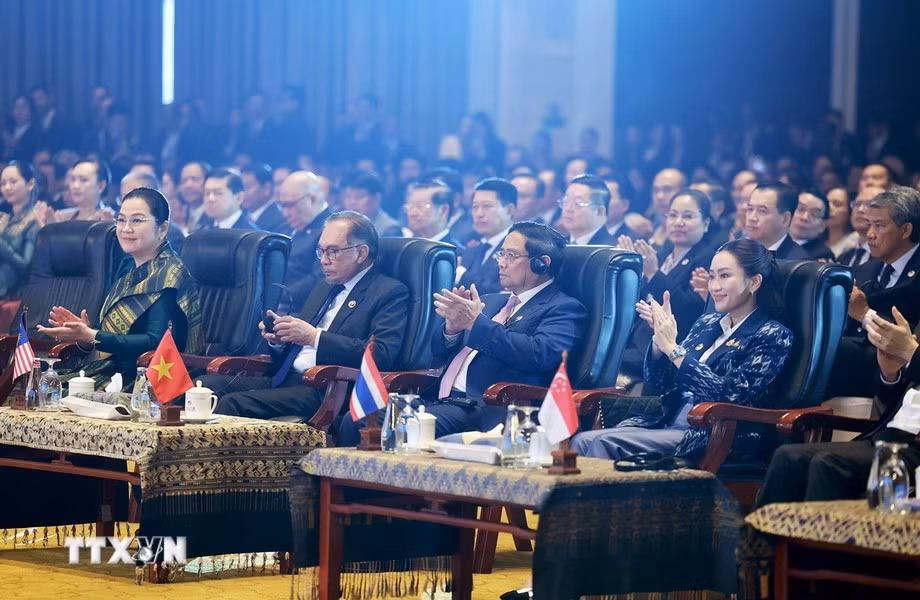 Thủ tướng Phạm Minh Chính và các Trưởng đoàn tham dự phiên khai mạc Hội nghị Cấp cao ASEAN lần thứ 44. Thủ tướng Phạm Minh Chính và các Trưởng đoàn tham dự phiên khai mạc Hội nghị Cấp cao ASEAN lần thứ 44.