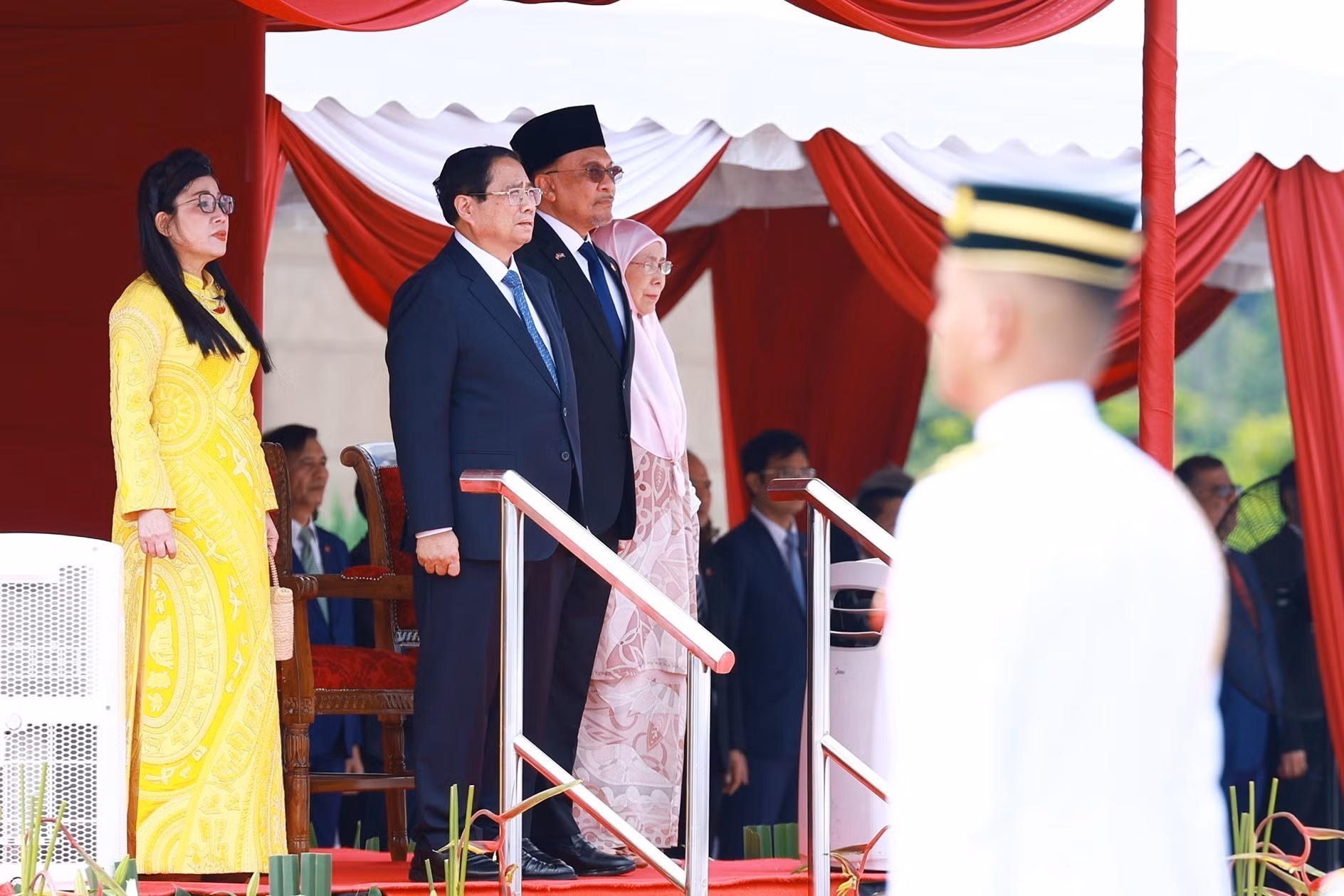 Thủ tướng Phạm Minh Chính và Thủ tướng Malaysia Anwar Ibrahim nghe quân nhạc cử Quốc thiều hai nước. (Ảnh: TTXVN)