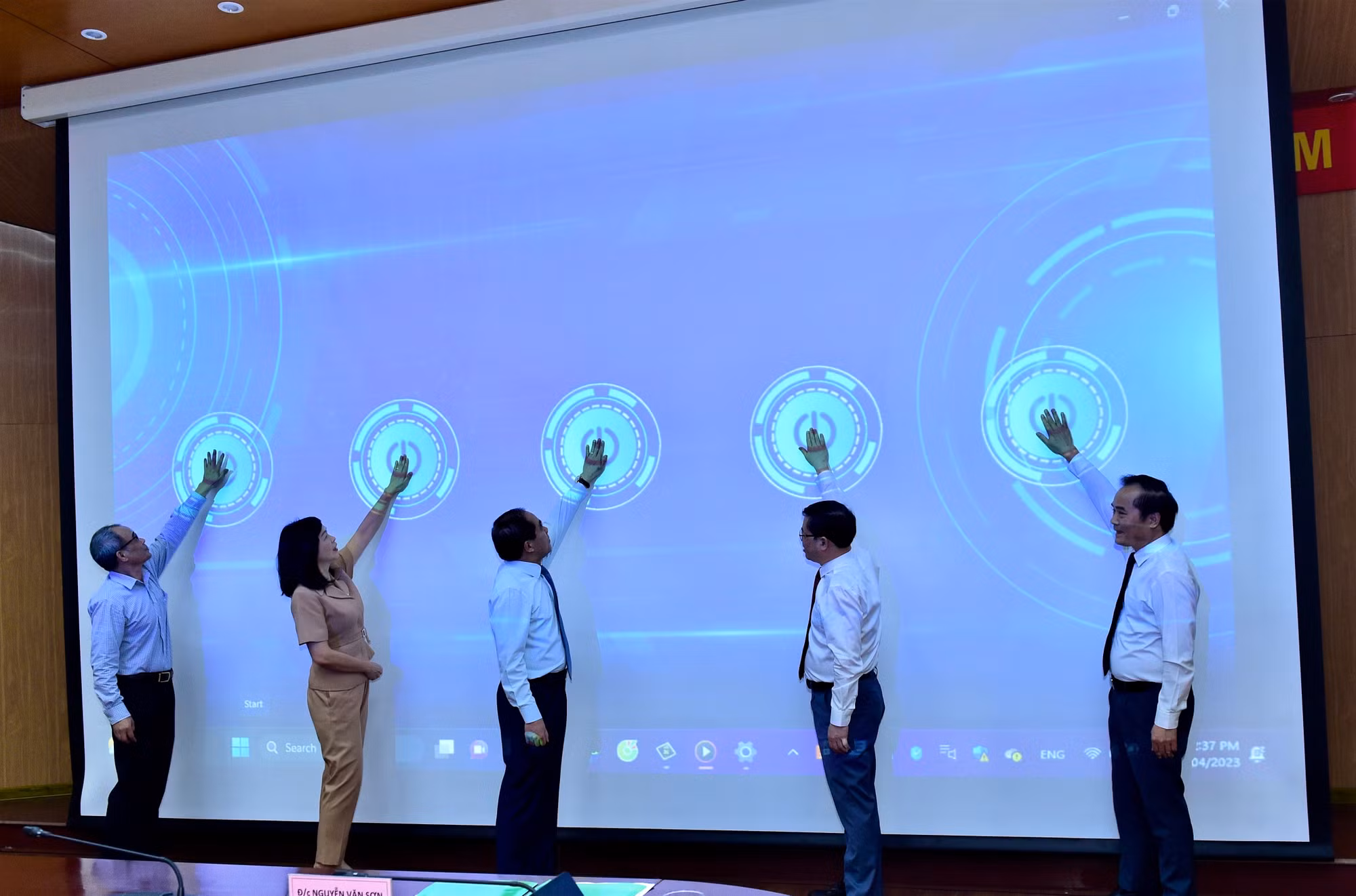 Lãnh đạo tỉnh Tuyên Quang bấm nút ra mắt ứng dụng Tuyên Quang ID.