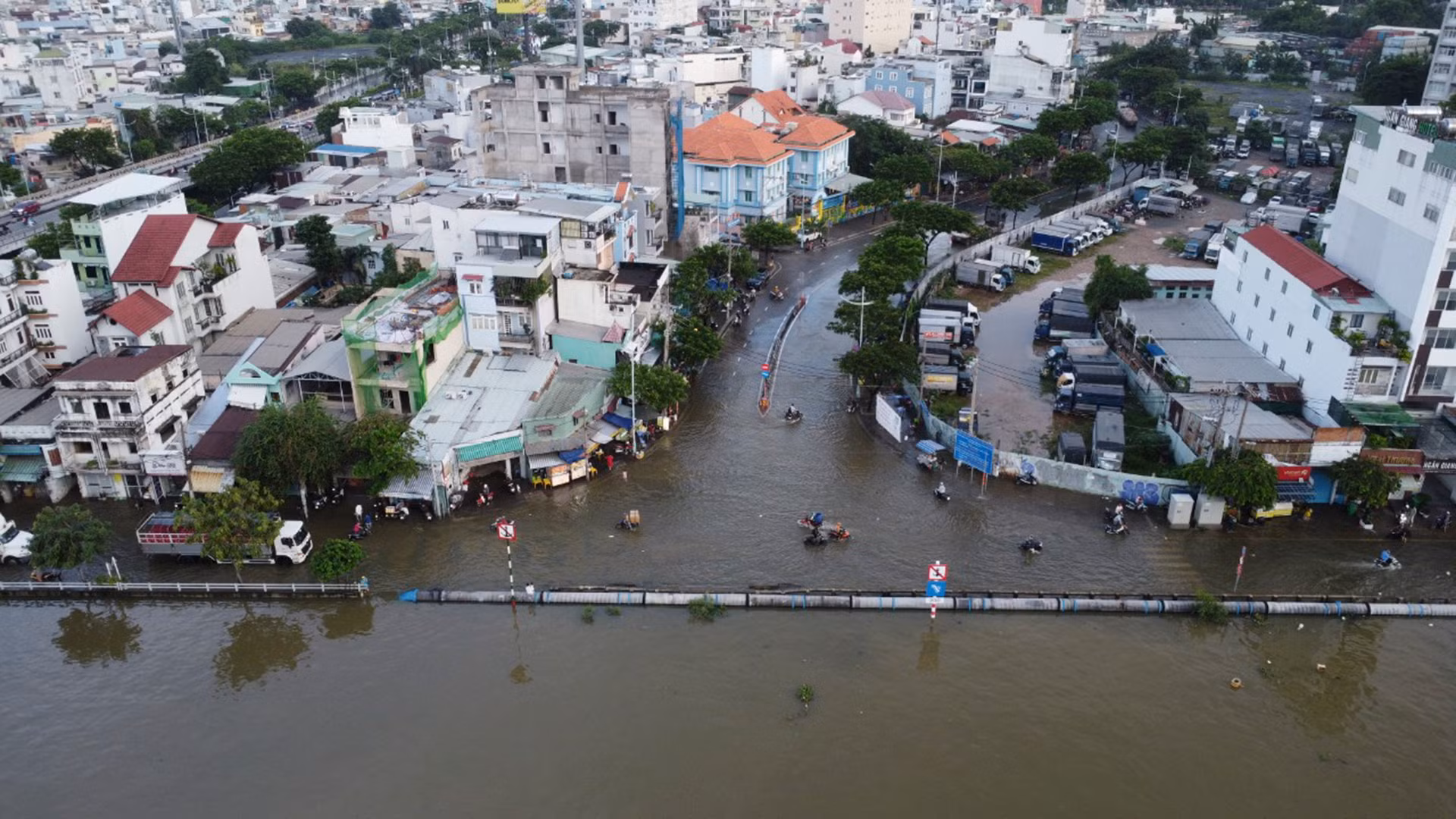 [Ảnh] Thành phố Hồ Chí Minh: Người dân chật vật với triều cường đạt đỉnh ảnh 7