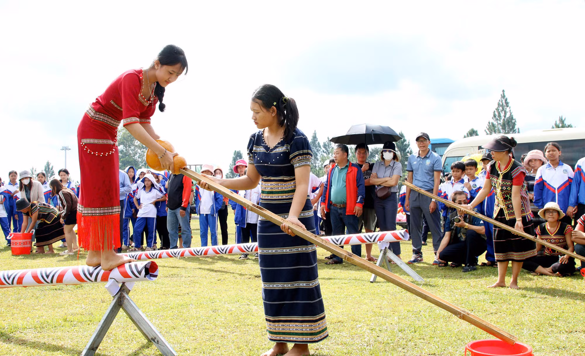 Đồng bào các dân tộc nam Tây Nguyên trong ngày hội văn hóa-thể thao do tỉnh Lâm Đồng tổ chức. Ảnh: VĂN BẢO
