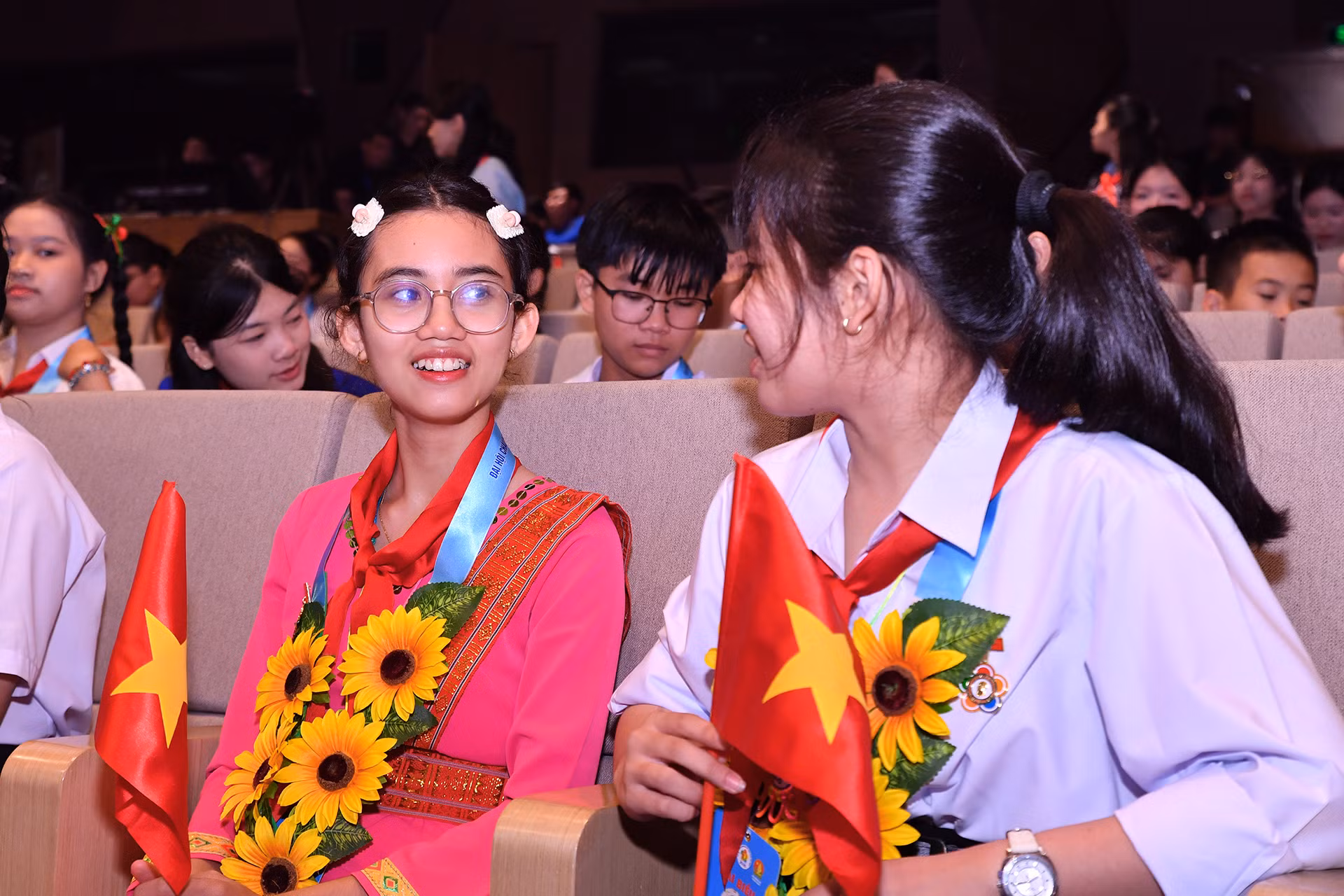Các đại biểu trao đổi kinh nghiệm học tập, rèn luyện, trò chuyện thân mật tại Đại hội.