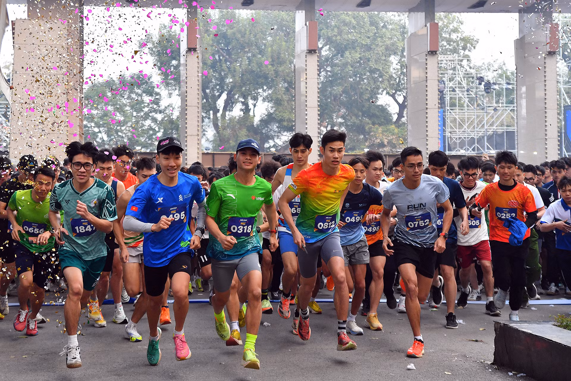 Với cự ly khoảng 2,8km, giải chạy trong khuôn khổ Connect Fest năm nay thu hút tới hơn 1.200 vận động viên, tham gia tranh tài ở 2 nội dung cá nhân nam và nữ. Với cự ly khoảng 2,8km, giải chạy trong khuôn khổ Connect Fest năm nay thu hút tới hơn 1.200 vận động viên, tham gia tranh tài ở 2 nội dung cá nhân nam và nữ.