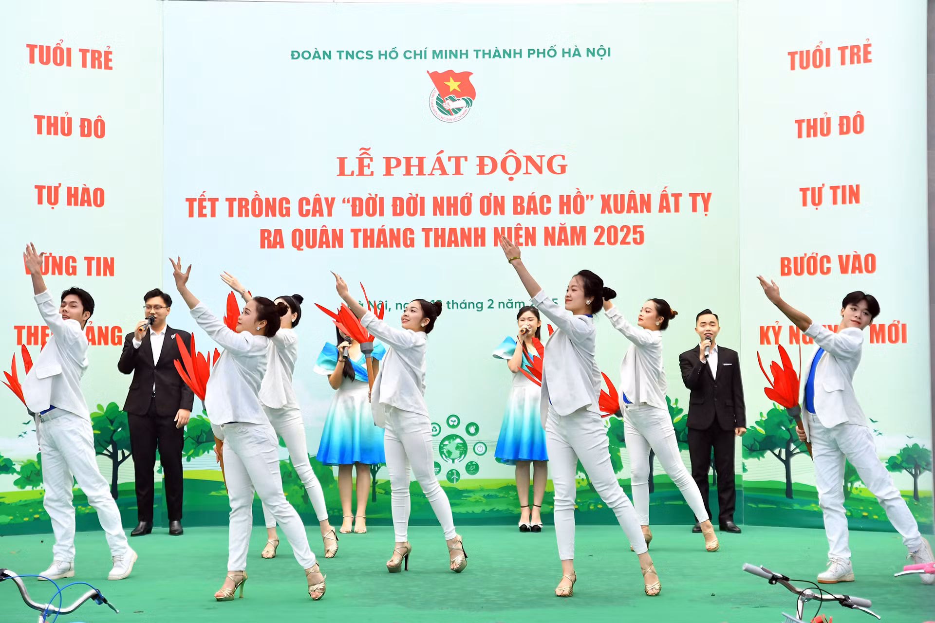 Các tiết mục văn nghệ hưởng ứng.