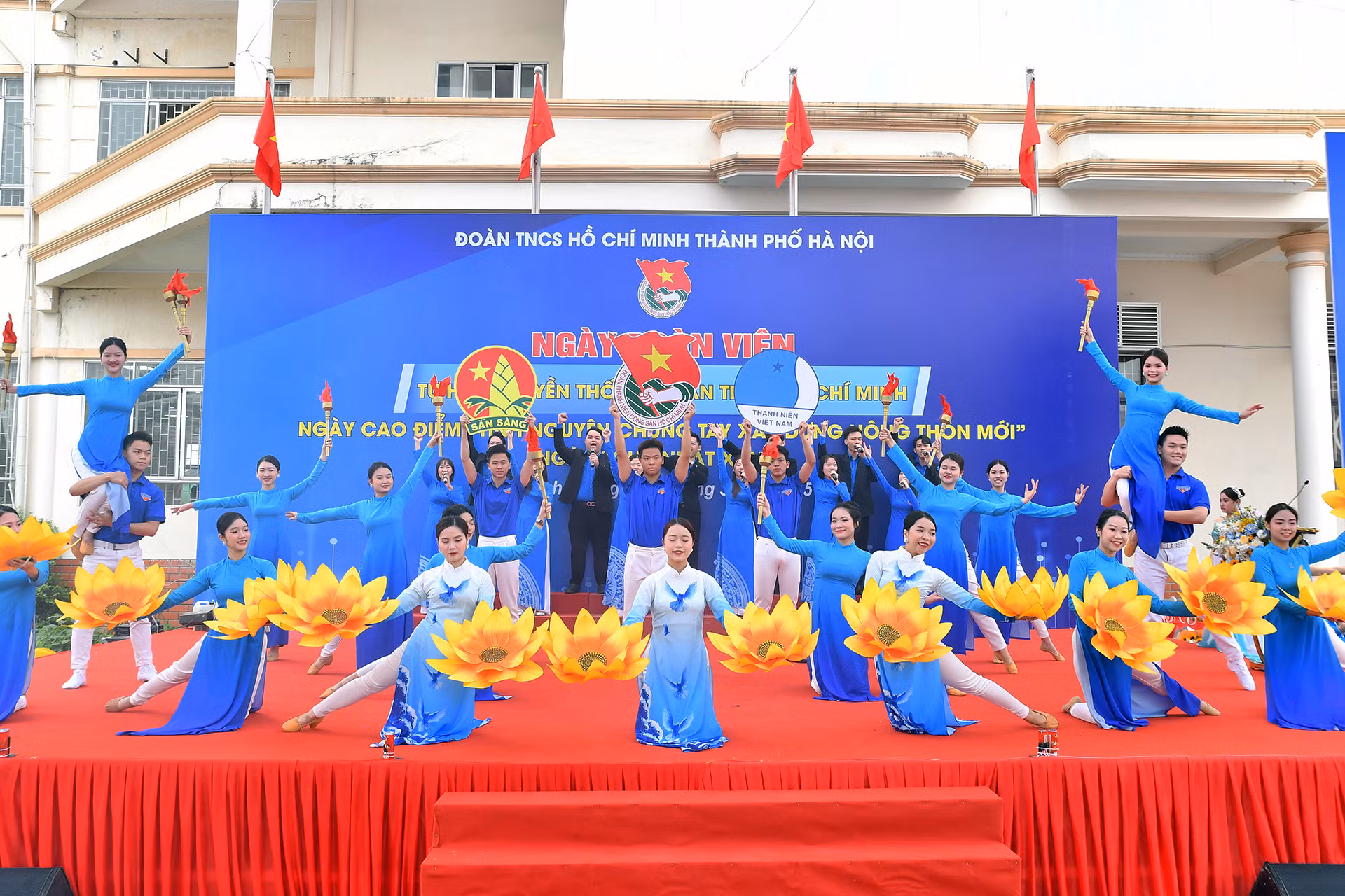 Tiết mục văn nghệ kỷ niệm 94 năm Ngày thành lập Đoàn Thanh niên Cộng sản Hồ Chí Minh do đoàn viên, thanh niên địa phương thực hiện tại chương trình. Tiết mục văn nghệ kỷ niệm 94 năm Ngày thành lập Đoàn Thanh niên Cộng sản Hồ Chí Minh do đoàn viên, thanh niên địa phương thực hiện tại chương trình.
