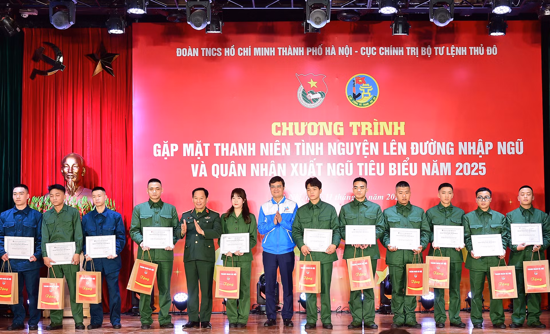 Bí thư thứ nhất Trung ương Đoàn Bùi Quang Huy (thứ 7 từ phải sang) và đại diện các đơn vị liên quan trao Bằng khen, quà tặng thanh niên tình nguyện nhập ngũ Thủ đô năm nay,