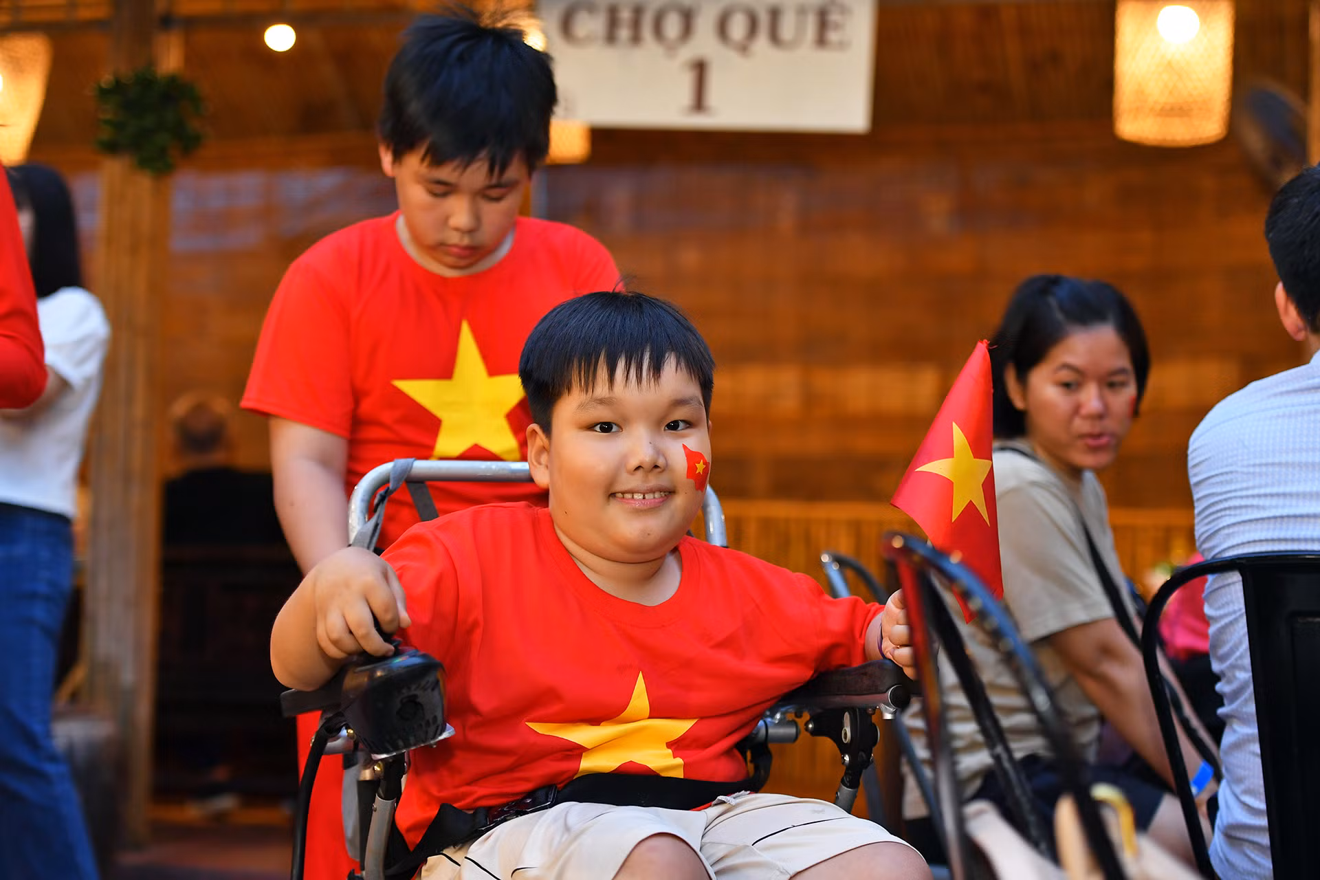 Đặc biệt, chương trình còn có sự tham gia của 135 trẻ em và người mắc bệnh bại não. Chị Đinh Thị Lan Anh, Hội Gia đình trẻ em và người bại não Việt Nam xúc động nói: "Lần đầu tiên, hàng trăm trẻ em bại não được mặc áo cờ đỏ sao vàng, hòa vào ngày vui chung của dân tộc. Suốt tuần qua, các em đều rất háo hức, đi chọn mua từng lá quốc kỳ nhỏ xinh, từng cái áo, trang trí sao vàng lên mũ nón..." Đặc biệt, chương trình còn có sự tham gia của 135 trẻ em và người mắc bệnh bại não. Chị Đinh Thị Lan Anh, Hội Gia đình trẻ em và người bại não Việt Nam xúc động nói: "Lần đầu tiên, hàng trăm trẻ em bại não được mặc áo cờ đỏ sao vàng, hòa vào ngày vui chung của dân tộc. Suốt tuần qua, các em đều rất háo hức, đi chọn mua từng lá quốc kỳ nhỏ xinh, từng cái áo, trang trí sao vàng lên mũ nón..."
