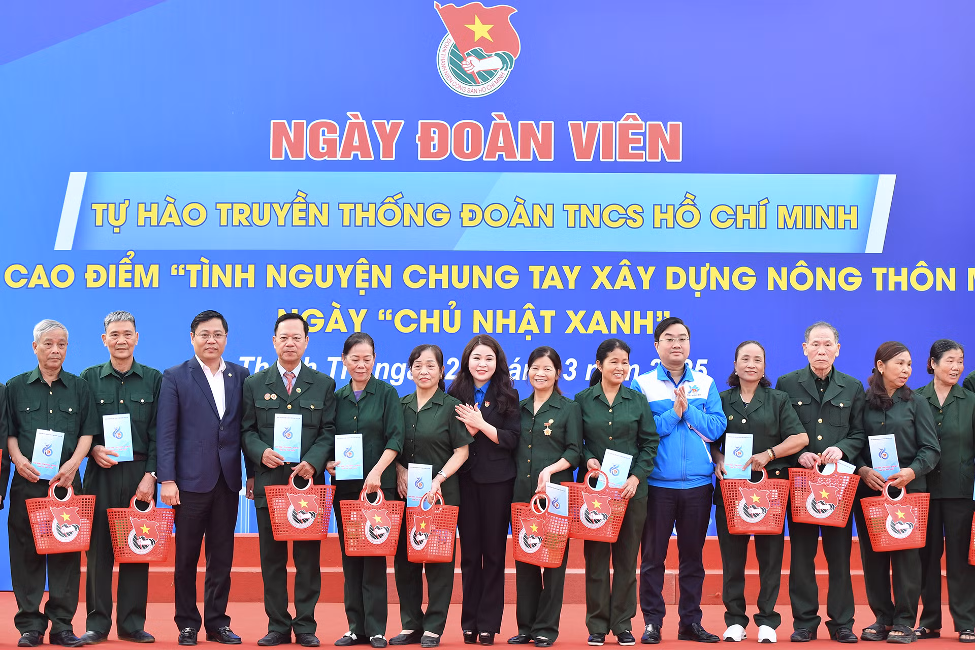 Phó Chủ tịch Hội Sinh viên Việt Nam Nguyễn Bá Cát, Bí thư Thành đoàn Hà Nội Chu Hồng Minh (lần lượt thứ 5 và 8 từ phải sang) trao quà tặng cựu thanh niên xung phong hoàn cảnh khó khăn. Phó Chủ tịch Hội Sinh viên Việt Nam Nguyễn Bá Cát, Bí thư Thành đoàn Hà Nội Chu Hồng Minh (lần lượt thứ 5 và 8 từ phải sang) trao quà tặng cựu thanh niên xung phong hoàn cảnh khó khăn.