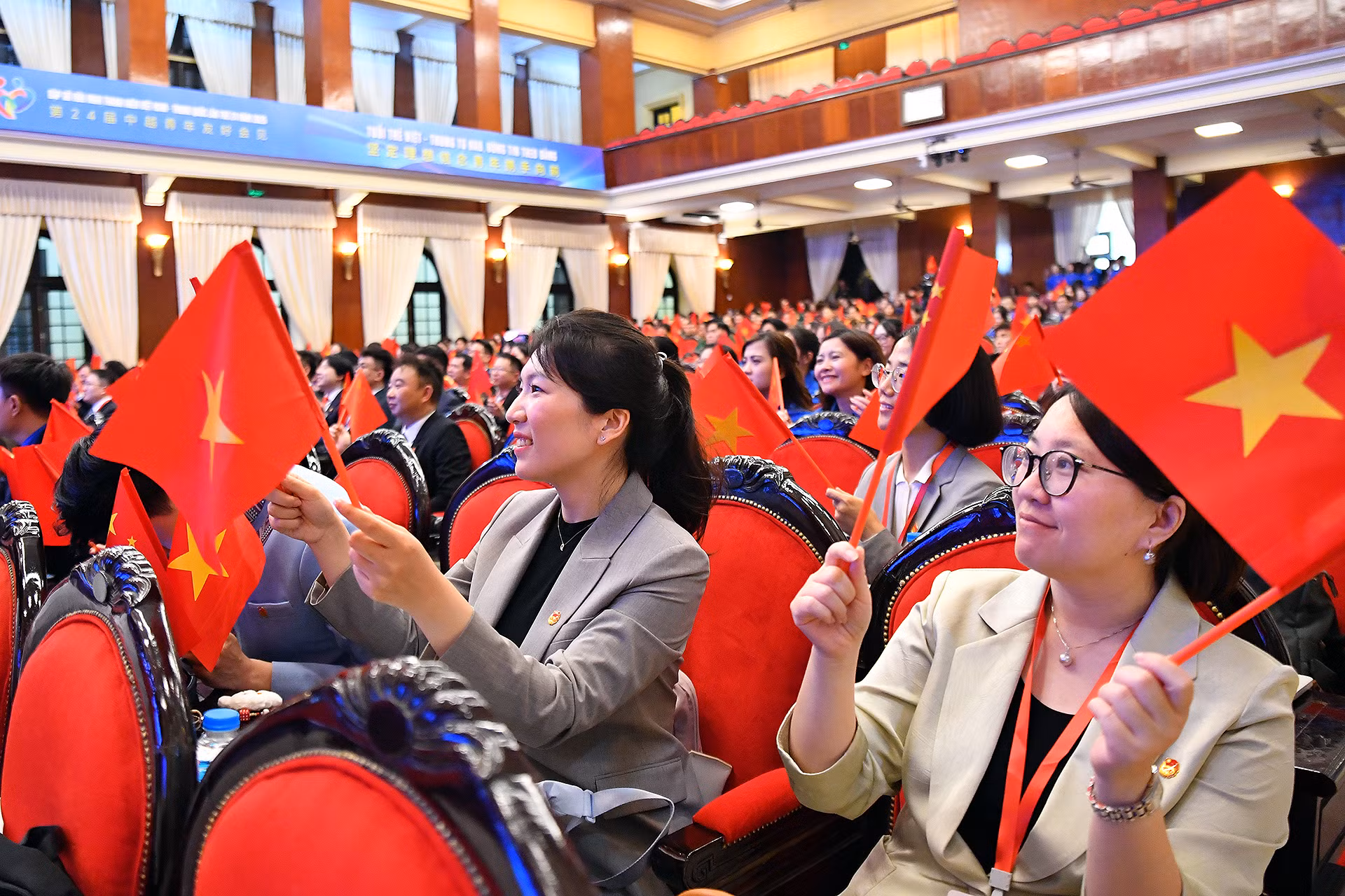 Chương trình có sự tham gia của 100 đại biểu cán bộ Đoàn, đoàn viên, thanh niên ưu tú Trung Quốc. Chương trình có sự tham gia của 100 đại biểu cán bộ Đoàn, đoàn viên, thanh niên ưu tú Trung Quốc.