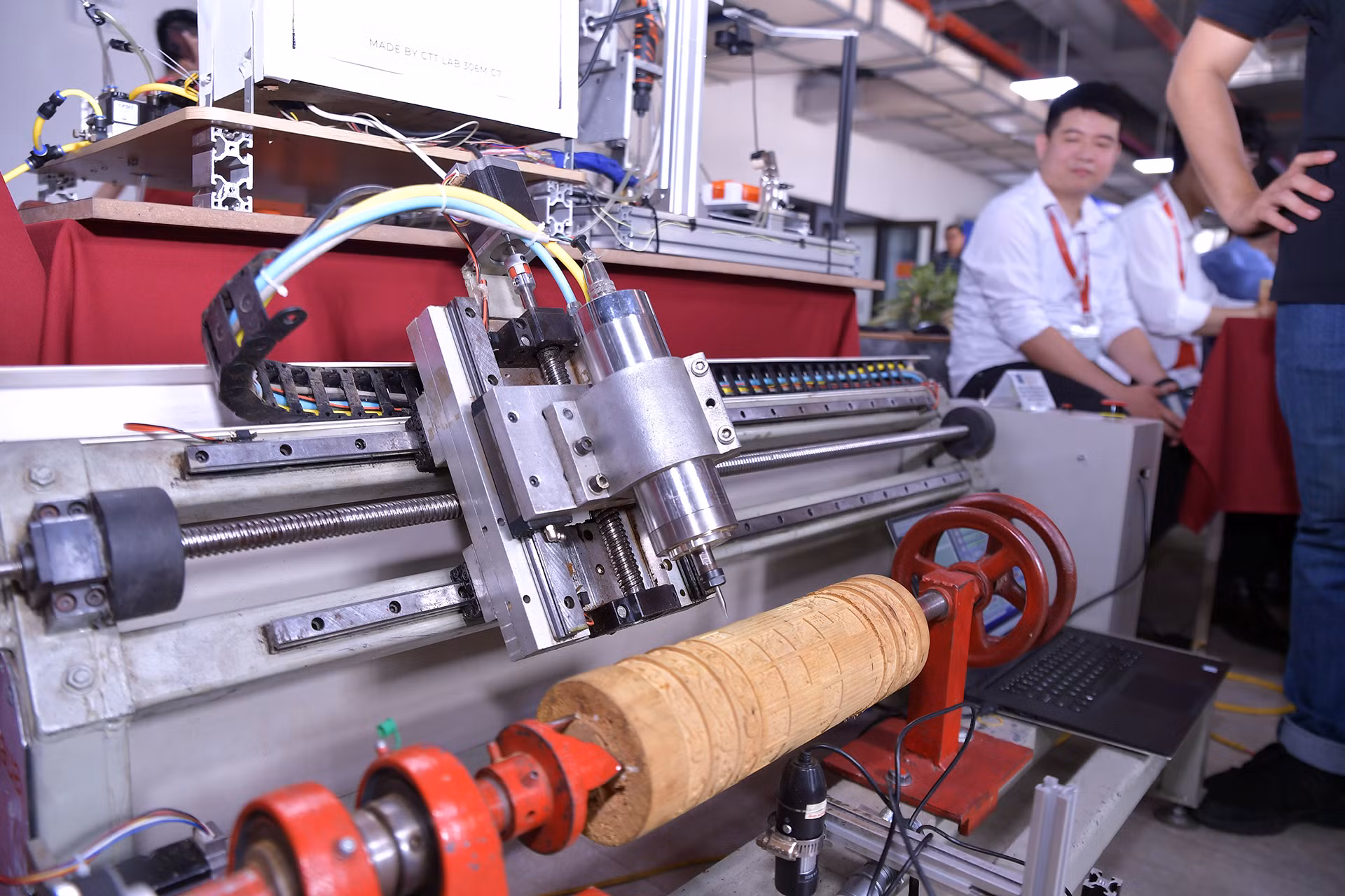 Nhiều sản phẩm của các bạn trẻ tập trung vào phát triển những giá trị văn hóa truyền thống, thủ công mỹ nghệ.