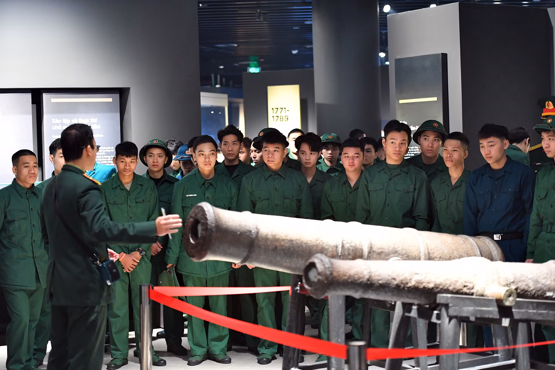 Thanh niên tình nguyện lên đường nhập ngũ tham quan Bảo tàng Lịch sử quân sự Việt Nam trong khuôn khổ chương trình.
