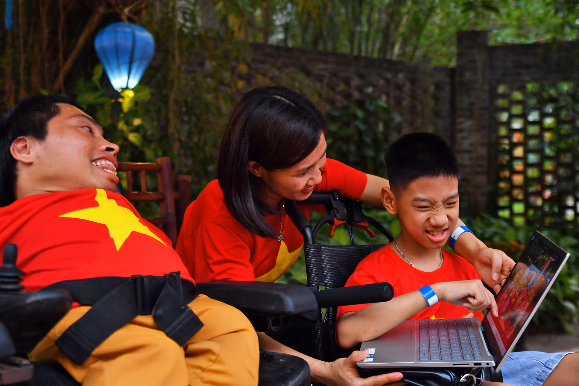 Sự kiện không chỉ là dịp để cộng đồng người khuyết tật thể hiện lòng tự hào dân tộc, mà còn là không gian gặp gỡ, giao lưu, lan tỏa văn hóa truyền thống qua trải nghiệm sống động. Sự kiện không chỉ là dịp để cộng đồng người khuyết tật thể hiện lòng tự hào dân tộc, mà còn là không gian gặp gỡ, giao lưu, lan tỏa văn hóa truyền thống qua trải nghiệm sống động.
