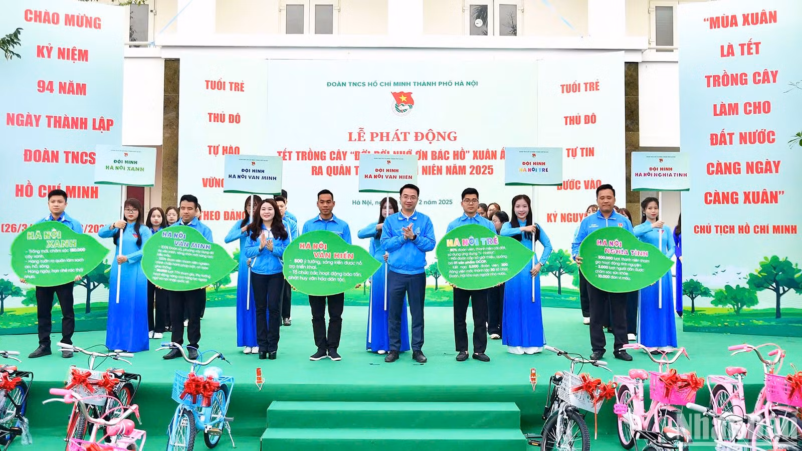 Bí thư Trung ương Đoàn, Chủ tịch Hội Liên hiệp Thanh niên Việt Nam Nguyễn Tường Lâm, Bí thư Thành đoàn Hà Nội Chu Hồng Minh (thứ 3 và 5 từ phải sang) giao chỉ tiêu nhiệm vụ cho 5 đội hình tình nguyện Tháng Thanh niên năm 2025 của tuổi trẻ Thủ đô.