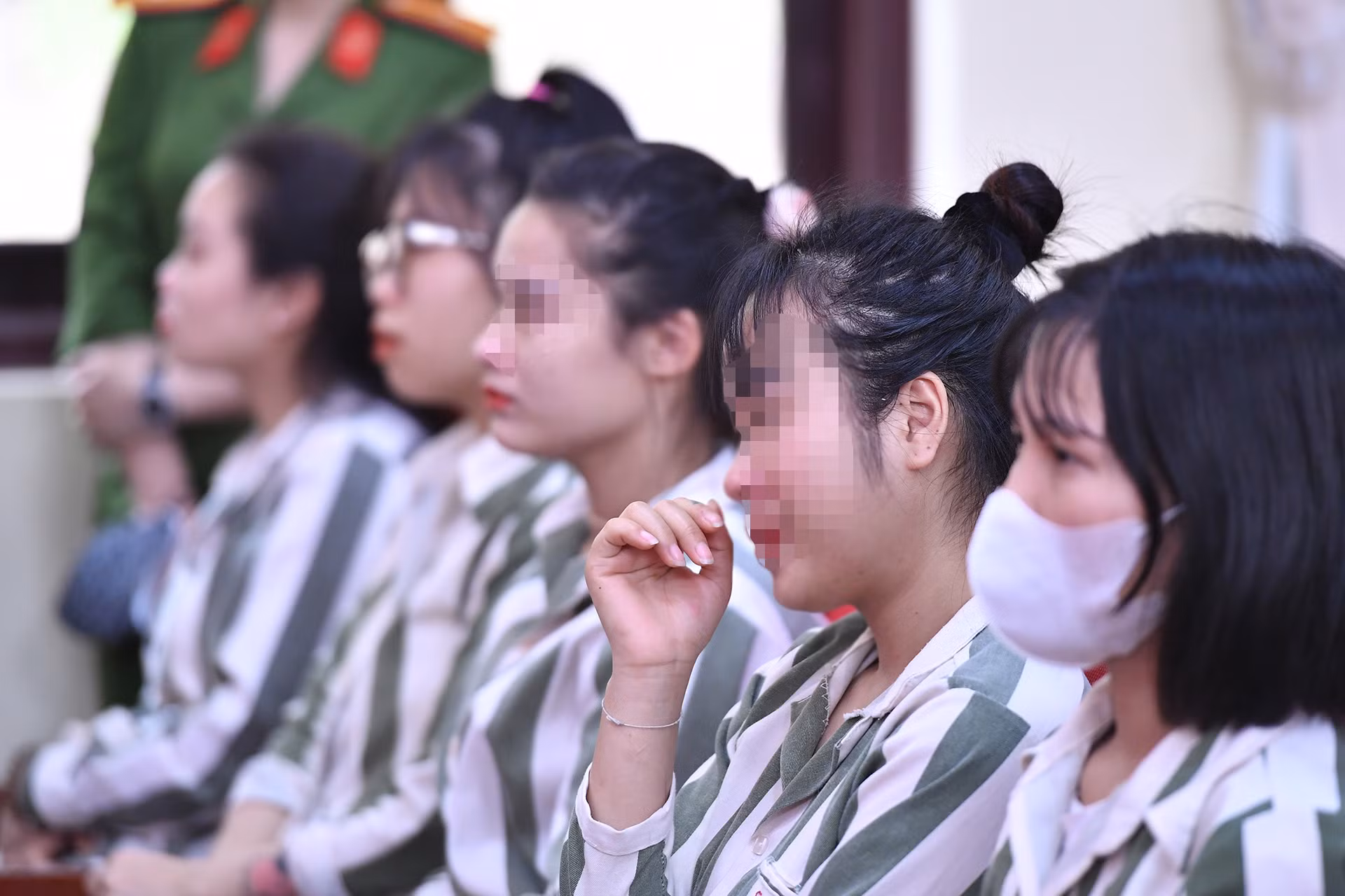Ở trại giam Quyết Tiến, mỗi khi có người chấp hành án xong, các phạm nhân ở mỗi buồng lại tổ chức liên hoan chia tay. Dù chỉ là những bữa tiệc ngọt với bánh kẹo, hoa quả, nhưng ai nấy đều mừng vui vì có thêm một người bạn tái hòa nhập cộng đồng. Ở trại giam Quyết Tiến, mỗi khi có người chấp hành án xong, các phạm nhân ở mỗi buồng lại tổ chức liên hoan chia tay. Dù chỉ là những bữa tiệc ngọt với bánh kẹo, hoa quả, nhưng ai nấy đều mừng vui vì có thêm một người bạn tái hòa nhập cộng đồng.