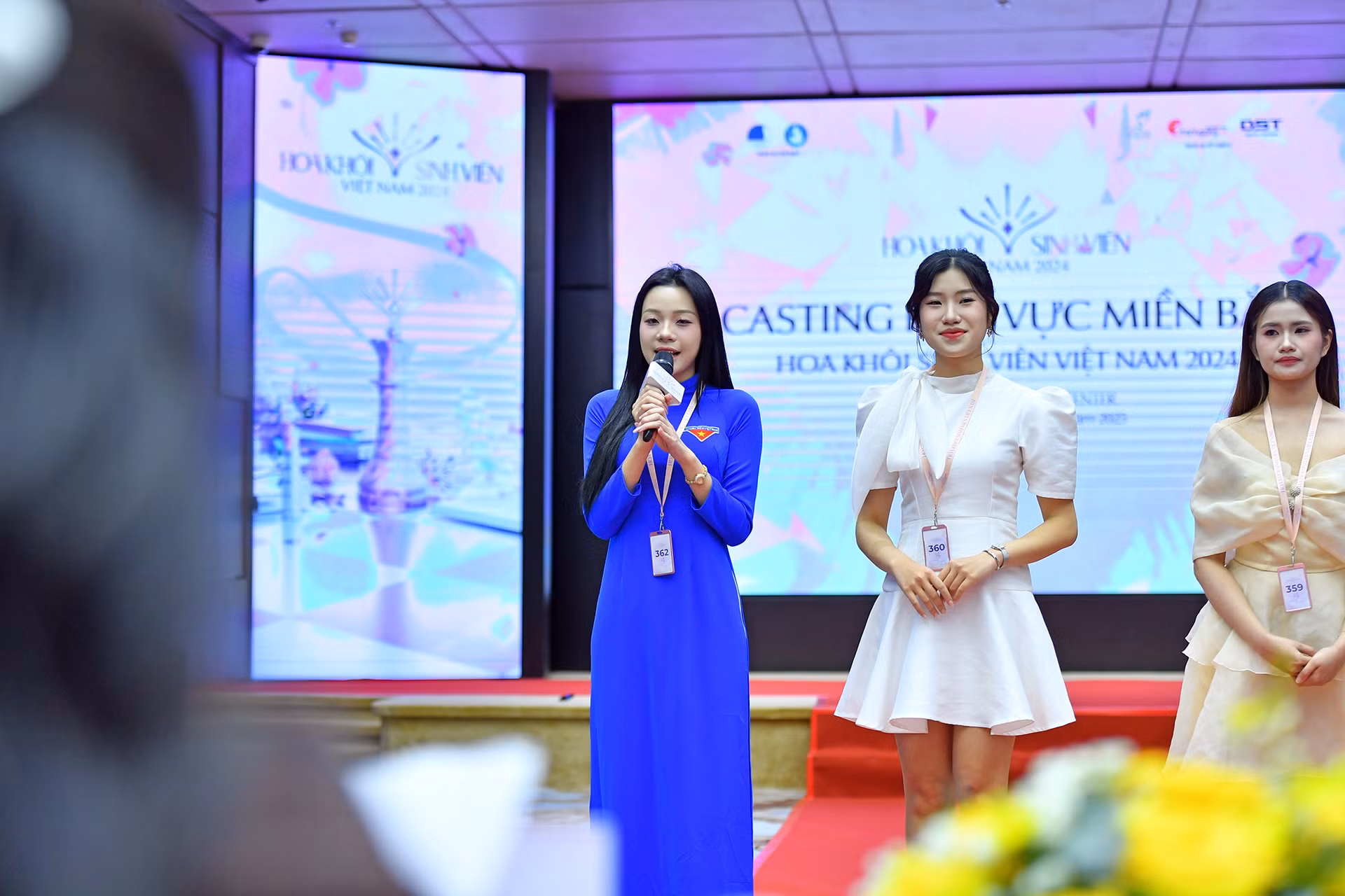 Một thí sinh diện trang phục áo dài "Thanh niên Việt Nam" tự tin thể hiện phần ứng xử của mình.