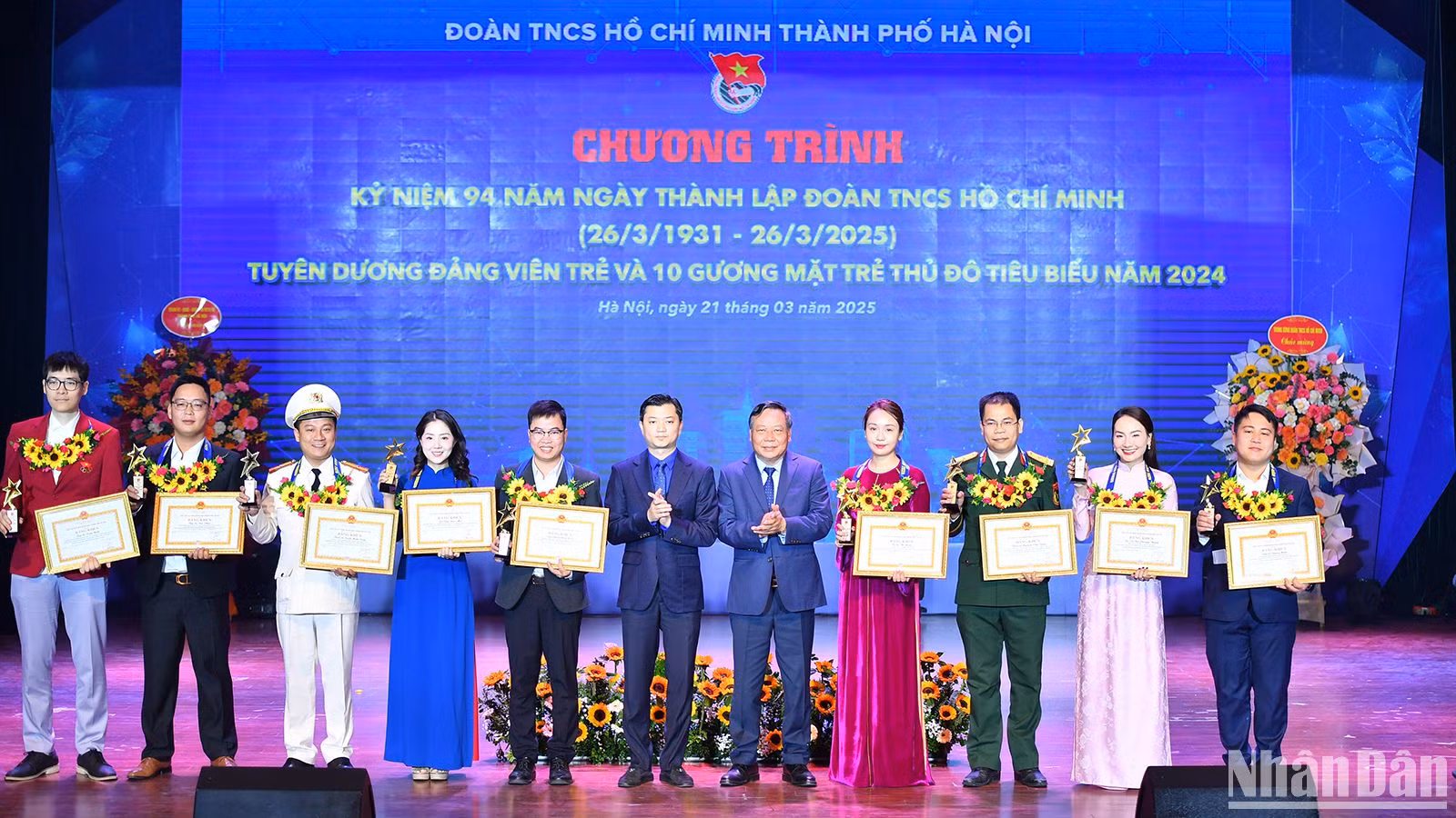 Bí thư Trung ương Đoàn, Chủ tịch Hội Sinh viên Việt Nam Nguyễn Minh Triết và Phó Bí thư Thường trực Thành ủy Hà Nội Nguyễn Văn Phong (thứ 6 và 7 từ trái qua) trao Bằng khen tặng các Gương mặt trẻ Thủ đô tiêu biểu năm 2024.
