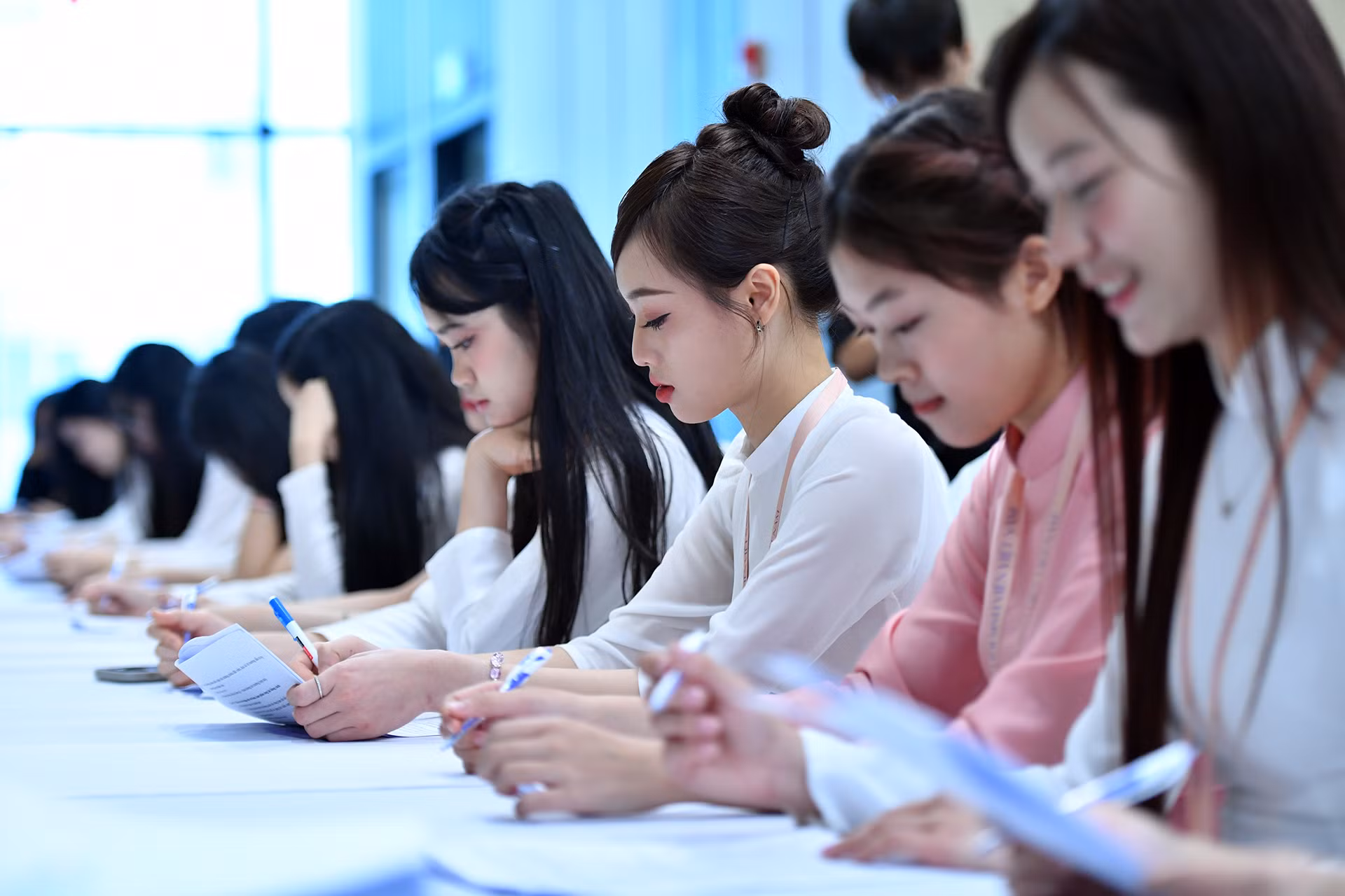 Hoàn thiện thông tin cá nhân trước giờ tranh tài.