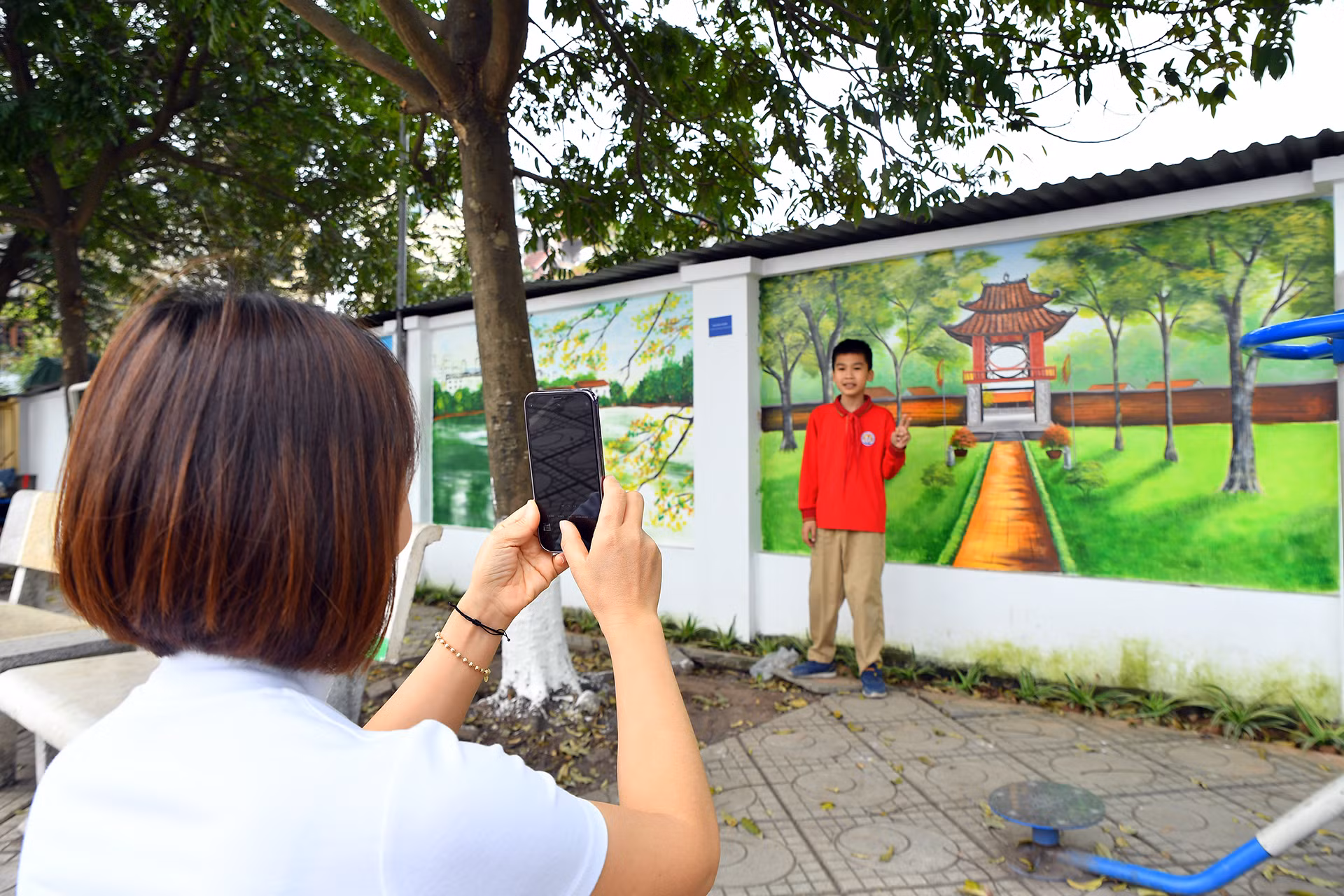 Người dân huyện Thanh Trì phấn khởi với công trình "Con đường bích họa". Người dân huyện Thanh Trì phấn khởi với công trình "Con đường bích họa".