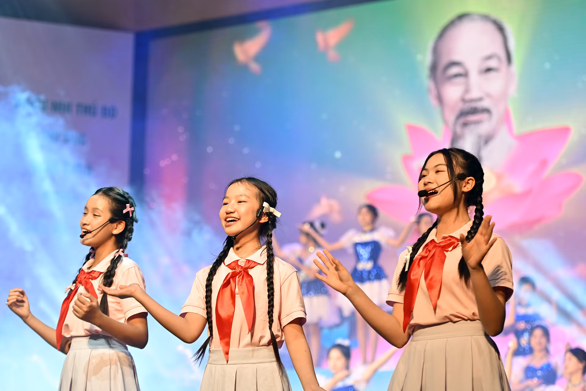 Thiếu nhi Thủ đô cất cao những bài hát ca ngợi Chủ tịch Hồ Chí Minh tại Đại hội.