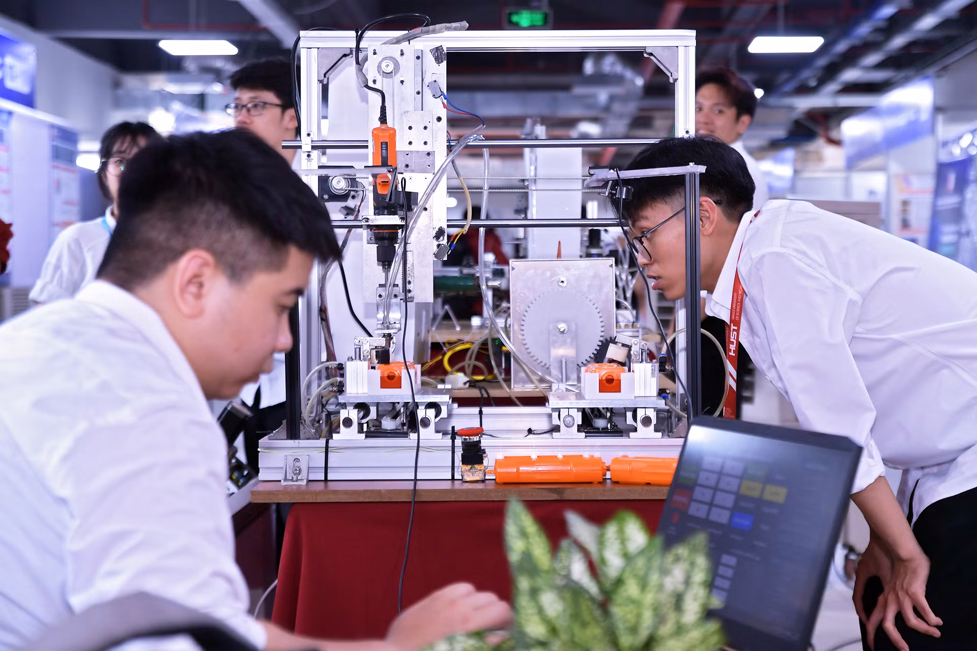 Đây cũng là dịp để sinh viên có cùng đam mê nghiên cứu, sáng tạo ở các trường khác nhau giao lưu, trao đổi kinh nghiệm.