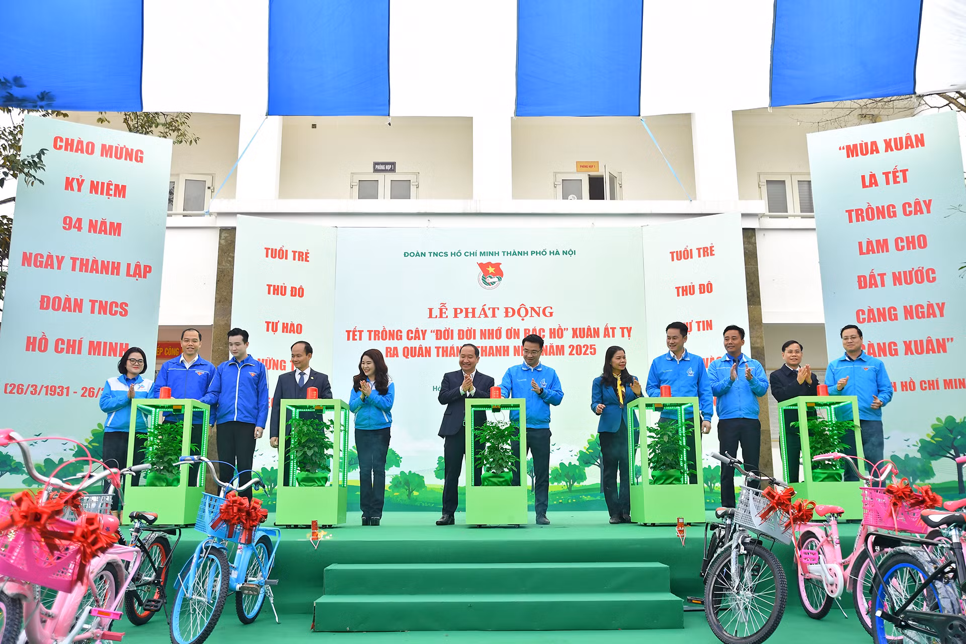 Đại diện lãnh đạo các bộ, ngành, đoàn thể thực hiện nghi thức phát động Tháng Thanh niên năm 2025 của tuổi trẻ Thủ đô.
