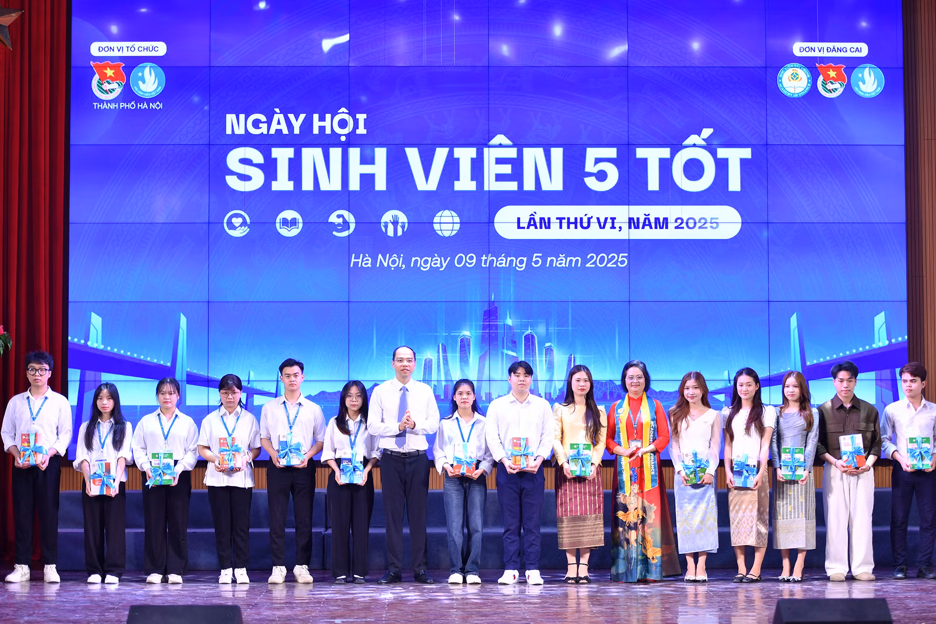 Đại diện Thành đoàn, Hội Sinh viên Thành phố Hà Nội trao sách tặng các sinh viên Việt Nam và Lào tiêu biểu.