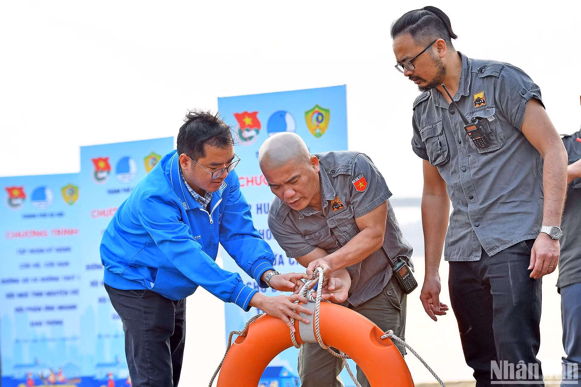 Đây là hoạt động phối hợp giữa Thành đoàn, Công an Thành phố Hà Nội nhằm nâng cao trách nhiệm, trang bị những kiến thức cơ bản, kỹ năng trong công tác cứu hộ, cứu nạn, sẵn sàng thực hiện nhiệm vụ khi có tình huống phát sinh. Đây là hoạt động phối hợp giữa Thành đoàn, Công an Thành phố Hà Nội nhằm nâng cao trách nhiệm, trang bị những kiến thức cơ bản, kỹ năng trong công tác cứu hộ, cứu nạn, sẵn sàng thực hiện nhiệm vụ khi có tình huống phát sinh.
