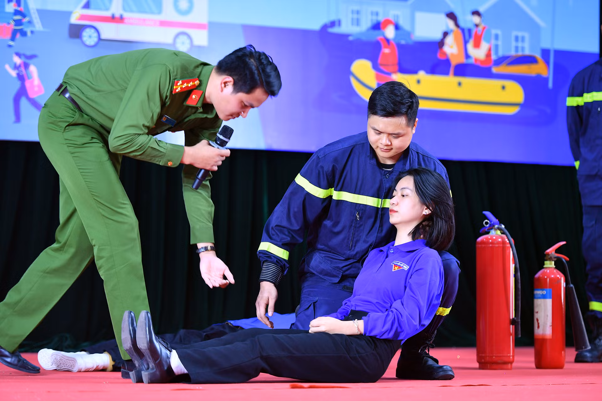 Buổi tập huấn diễn ra chiều 3/4 tại Hà Nội, đã thu hút hàng trăm đoàn viên, thanh niên và đặc biệt là tình nguyện viên các đội hình phản ứng nhanh giao thông, giao thông xanh, cứu nạn, cứu hộ đường bộ, đường thủy. Buổi tập huấn diễn ra chiều 3/4 tại Hà Nội, đã thu hút hàng trăm đoàn viên, thanh niên và đặc biệt là tình nguyện viên các đội hình phản ứng nhanh giao thông, giao thông xanh, cứu nạn, cứu hộ đường bộ, đường thủy.