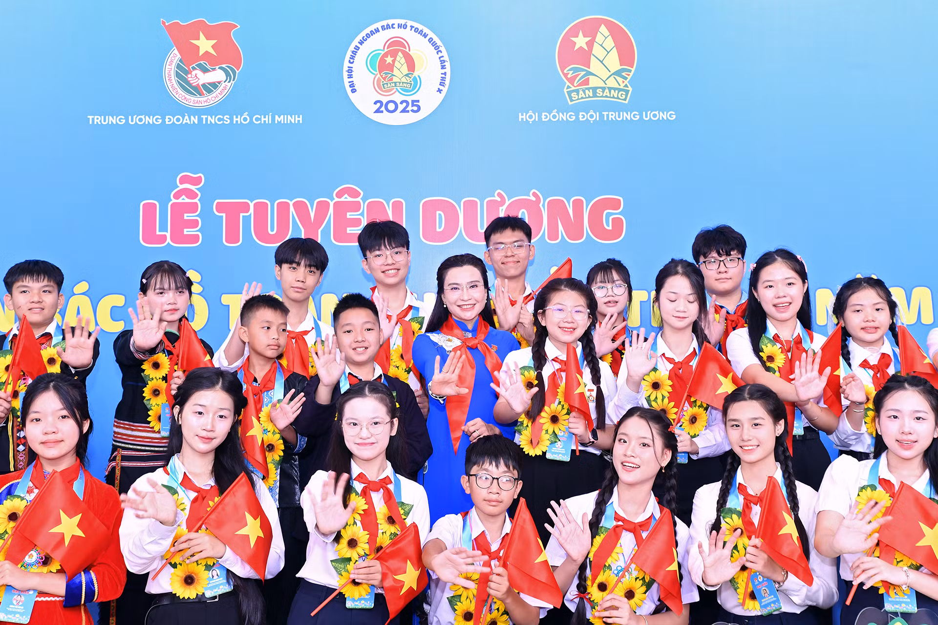 Về dự Đại hội, có 103 đại biểu là đội viên, thiếu nhi dân tộc thiểu số. Trong ảnh: Bí thư Trung ương Đoàn, Chủ tịch Hội đồng Đội Trung ương Nguyễn Phạm Duy Trang cùng các đại biểu.