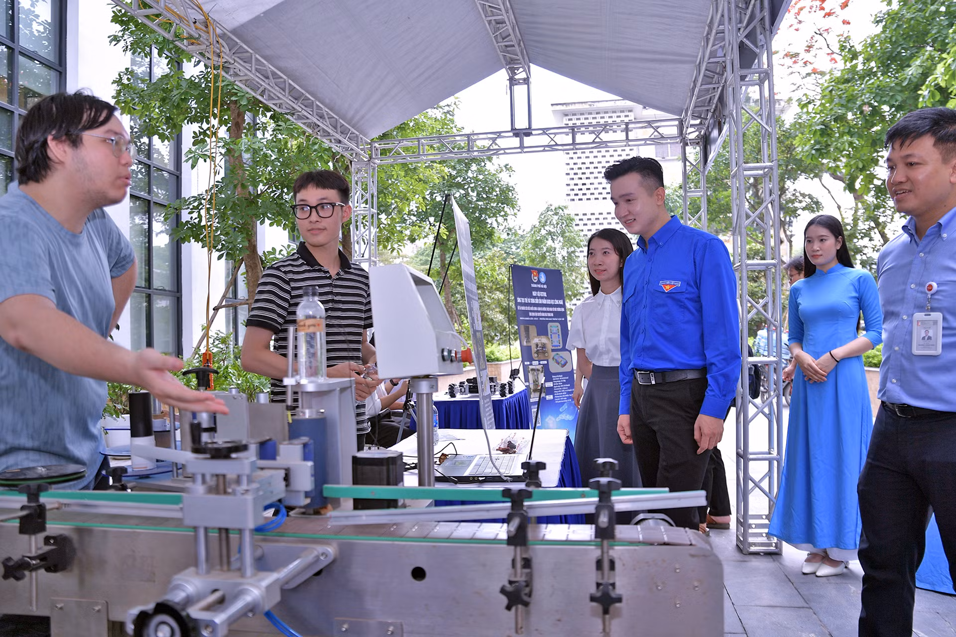 Các đại biểu tham quan những công trình, sản phẩm sáng tạo.