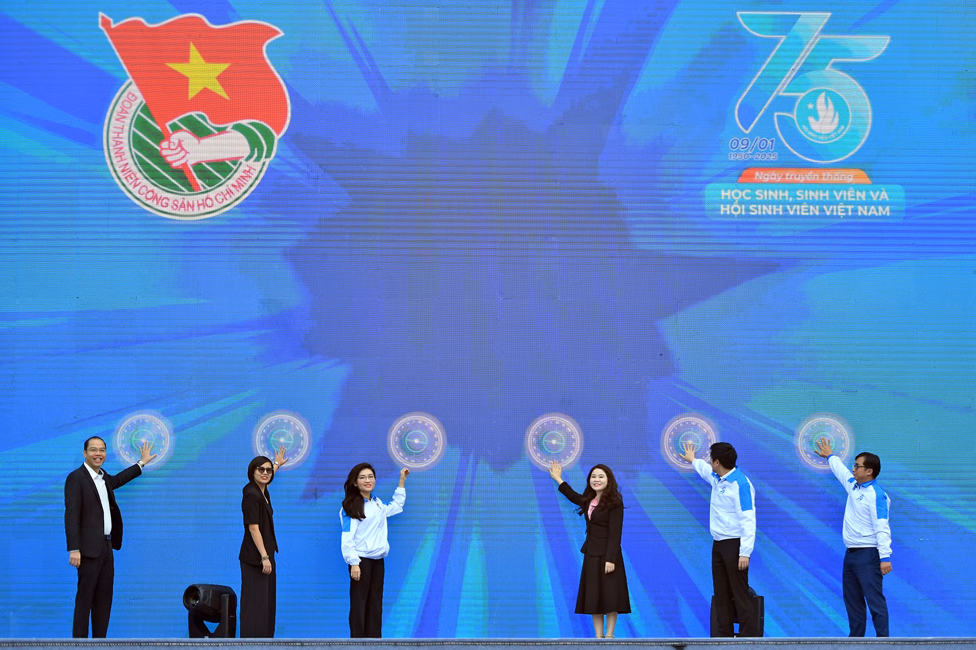 Đại diện Ban tổ chức và các đơn vị liên quan thực hiện nghi lễ khai mạc Ngày hội. Đây là hoạt động điểm nhấn, được tổ chức mỗi năm một lần của Trung ương Hội Sinh viên Việt Nam. Đại diện Ban tổ chức và các đơn vị liên quan thực hiện nghi lễ khai mạc Ngày hội. Đây là hoạt động điểm nhấn, được tổ chức mỗi năm một lần của Trung ương Hội Sinh viên Việt Nam.