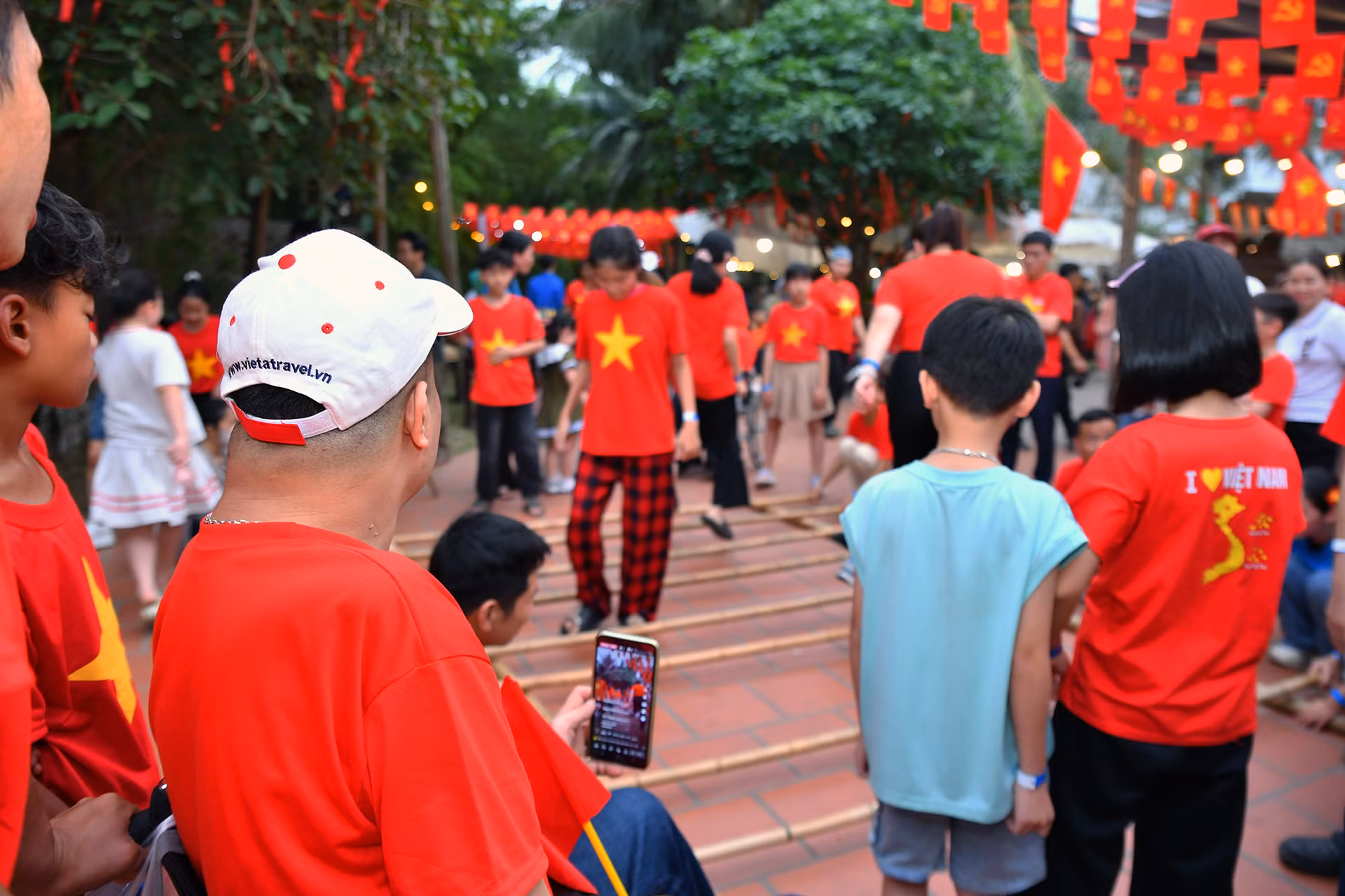 Chương trình đưa người tham dự ngược dòng thời gian để trải nghiệm những nét tinh túy của văn hóa Việt, từ nghệ thuật rối nước, dân ca quan họ, tới tái hiện phiên chợ quê, những trò chơi dân gian cổ truyền, cảnh sinh hoạt đồng quê Bắc Bộ xưa. Chương trình đưa người tham dự ngược dòng thời gian để trải nghiệm những nét tinh túy của văn hóa Việt, từ nghệ thuật rối nước, dân ca quan họ, tới tái hiện phiên chợ quê, những trò chơi dân gian cổ truyền, cảnh sinh hoạt đồng quê Bắc Bộ xưa.