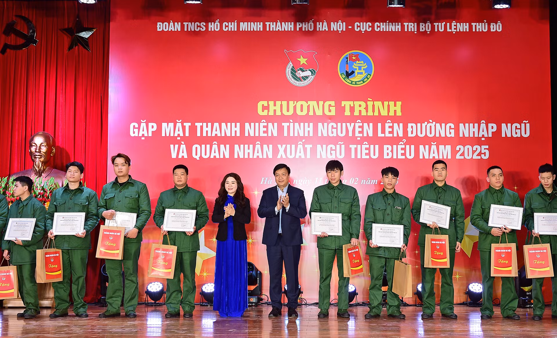 Bí thư Thành đoàn Chu Hồng Minh và đại diện các đơn vị liên quan trao Bằng khen, quà tặng thanh niên tình nguyện nhập ngũ.
