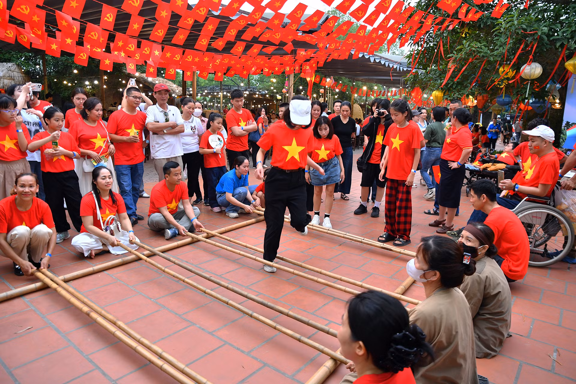 Dự chương trình có hơn một nghìn người khuyết tật từ Thủ đô Hà Nội và nhiều địa phương như tỉnh Bắc Ninh, Bắc Giang, Hải Dương, Cao Bằng, Tuyên Quang, Hòa Bình và Nghệ An. Dự chương trình có hơn một nghìn người khuyết tật từ Thủ đô Hà Nội và nhiều địa phương như tỉnh Bắc Ninh, Bắc Giang, Hải Dương, Cao Bằng, Tuyên Quang, Hòa Bình và Nghệ An.