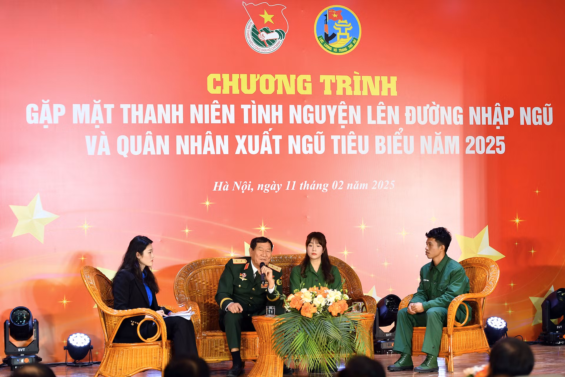 Các đại biểu giao lưu, chia sẻ tại chương trình.