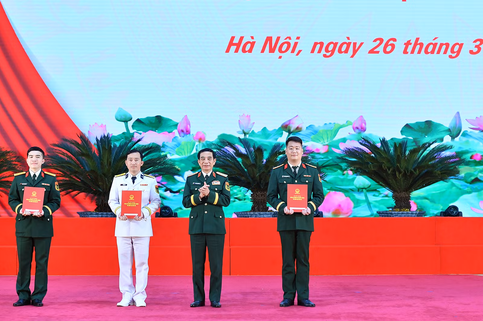 Đại tướng Phan Văn Giang trao quyết định tuyển dụng, thăng quân hàm sĩ quan trước thời hạn tặng các cá nhân tiêu biểu.