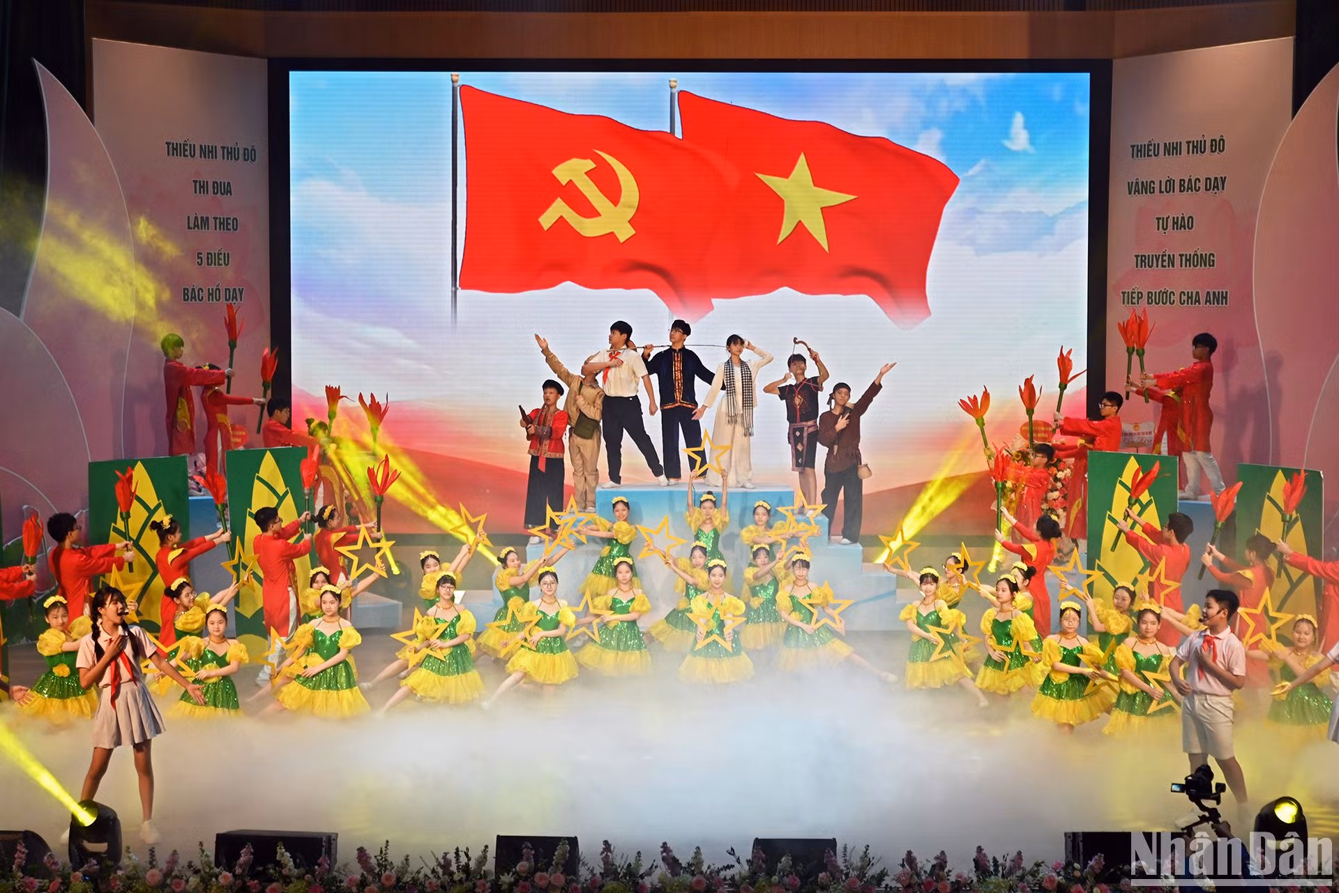 Tiết mục văn nghệ mừng Đảng, mừng đất nước đổi mới mở đầu Đại hội.