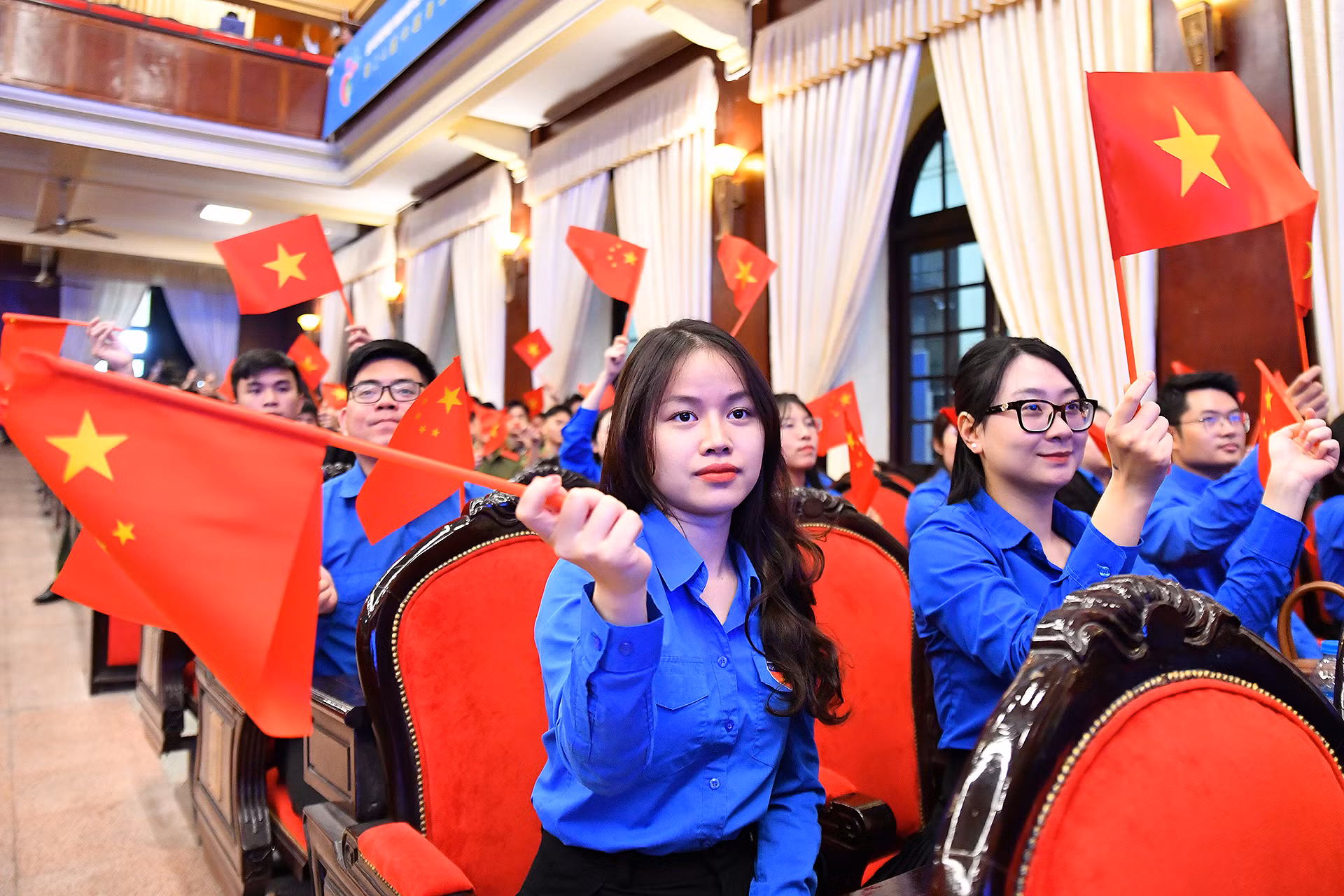 Chương trình "Gặp gỡ hữu nghị thanh niên Việt Nam-Trung Quốc" lần thứ 24 được khai mạc trên nền nhạc "Núi liền núi, sông liền sông". Chương trình "Gặp gỡ hữu nghị thanh niên Việt Nam-Trung Quốc" lần thứ 24 được khai mạc trên nền nhạc "Núi liền núi, sông liền sông".