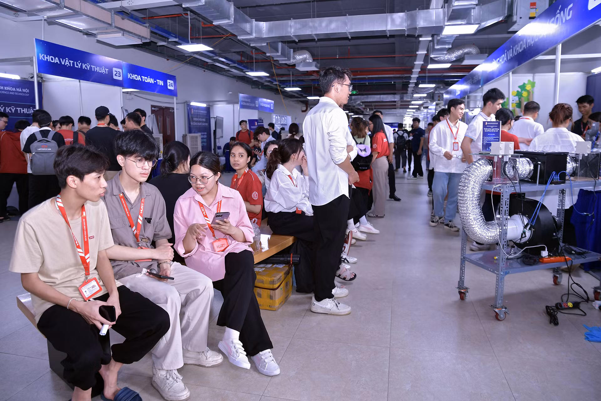 Festival diễn ra trong khuôn viên Đại học Bách khoa Hà Nội, thu hút rất đông bạn trẻ đến tham quan, tìm hiểu về khoa học công nghệ.