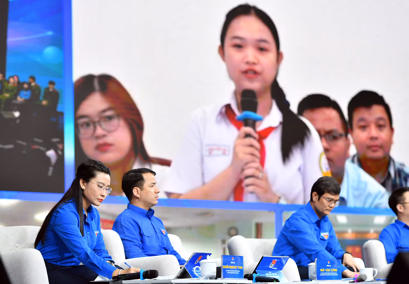 Đại biểu Huỳnh Anh Thư đặt câu hỏi từ điểm cầu thành phố Hồ Chí Minh.