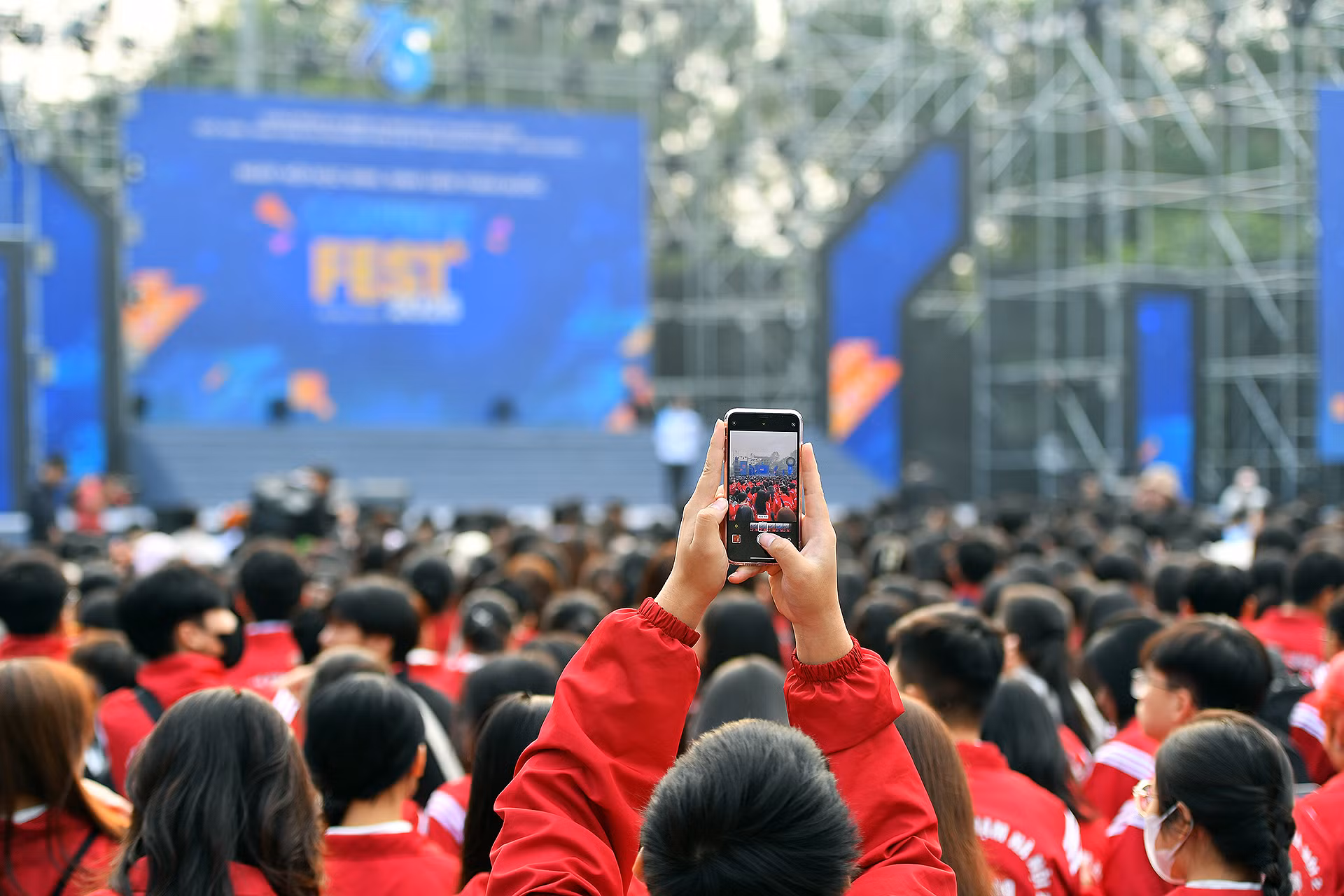 Hàng nghìn học sinh, sinh viên có mặt tại Connect Fest 2025 nhân dịp kỷ niệm 75 năm Ngày truyền thống. Ngày hội do Trung ương Hội Sinh viên Việt Nam, Thành đoàn Hà Nội, Ngân hàng Thương mại cổ phần Công thương Việt Nam và các đơn vị liên quan phối hợp tổ chức. Hàng nghìn học sinh, sinh viên có mặt tại Connect Fest 2025 nhân dịp kỷ niệm 75 năm Ngày truyền thống. Ngày hội do Trung ương Hội Sinh viên Việt Nam, Thành đoàn Hà Nội, Ngân hàng Thương mại cổ phần Công thương Việt Nam và các đơn vị liên quan phối hợp tổ chức.