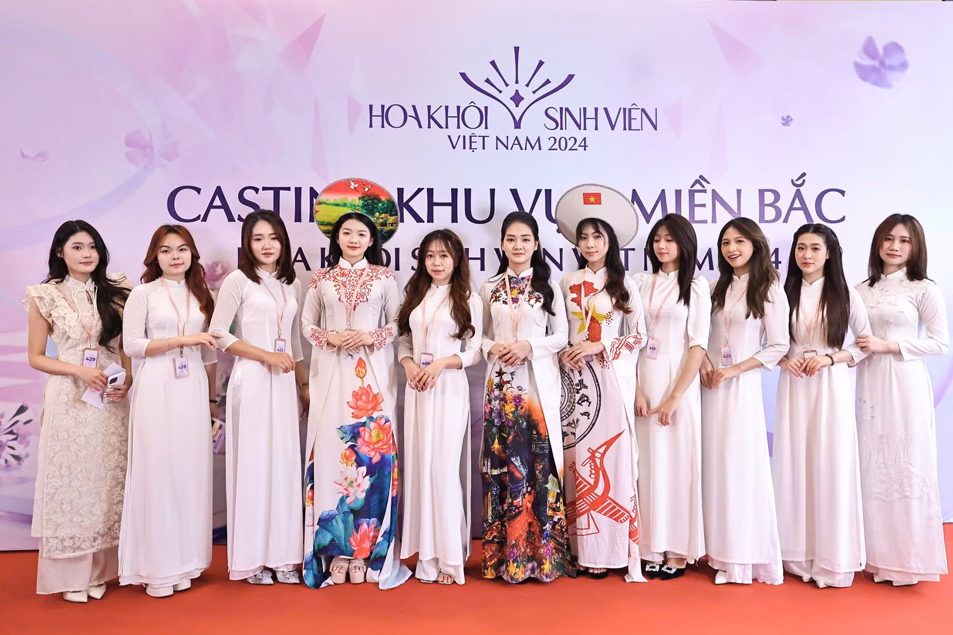 Các thí sinh đến địa điểm tổ chức vòng thi từ rất sớm trong những bộ áo dài đậm chất nữ sinh.