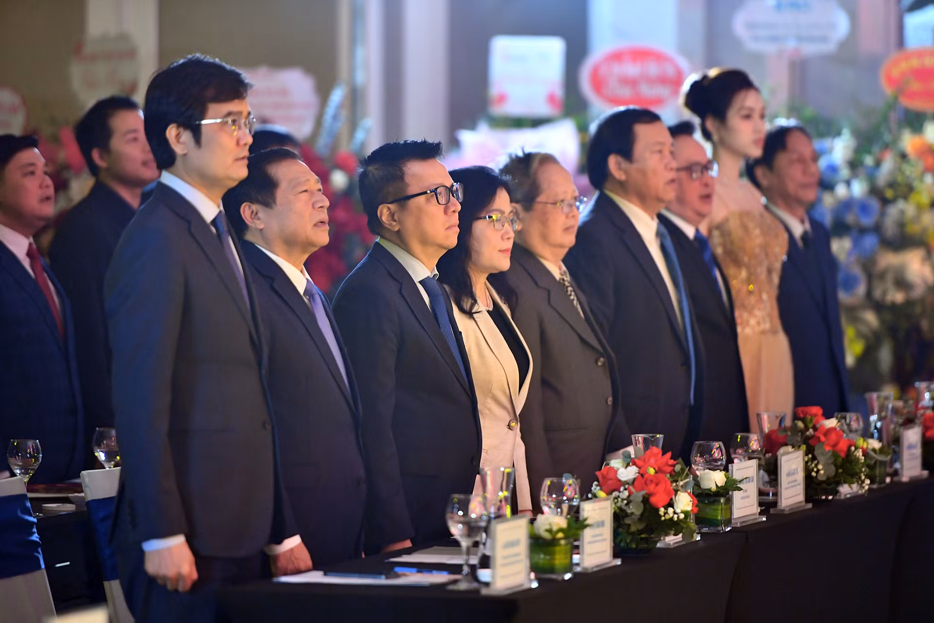 Các đồng chí đại diện lãnh đạo các bộ, ban, ngành, đoàn thể dự buổi lễ.