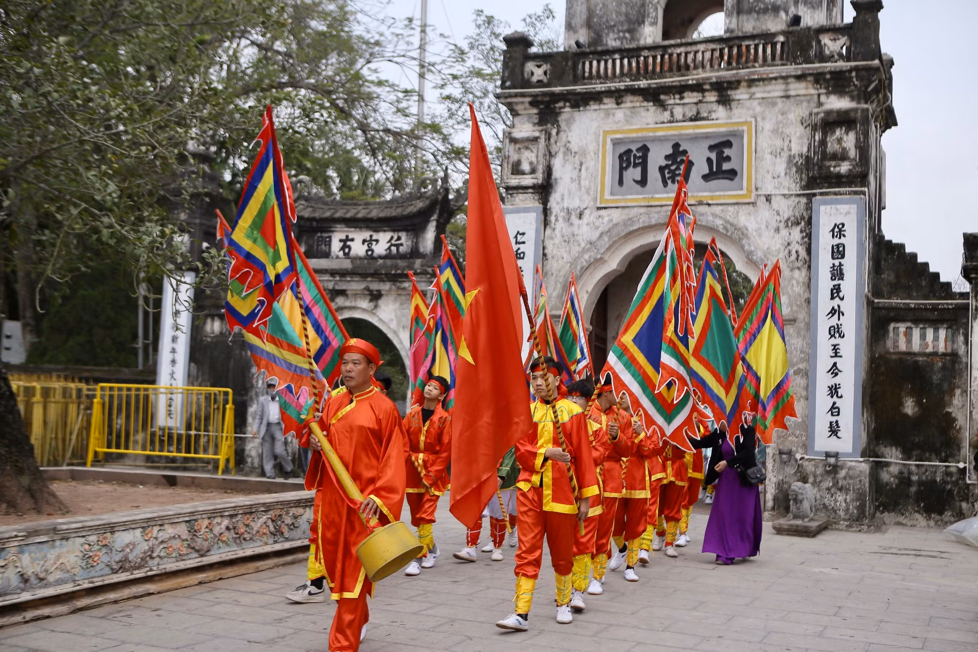 Đoàn rước có đầy đủ đội rước rồng, lân; chiêng, trống, đội bát âm, kiệu rước nước, kiệu rước cá, đội đánh bắt cá với vật dụng đầy đủ như vó, giậm, nơm; kiệu thánh, đội tế nam quan, đội tế nữ quan… Đoàn rước có đầy đủ đội rước rồng, lân; chiêng, trống, đội bát âm, kiệu rước nước, kiệu rước cá, đội đánh bắt cá với vật dụng đầy đủ như vó, giậm, nơm; kiệu thánh, đội tế nam quan, đội tế nữ quan…