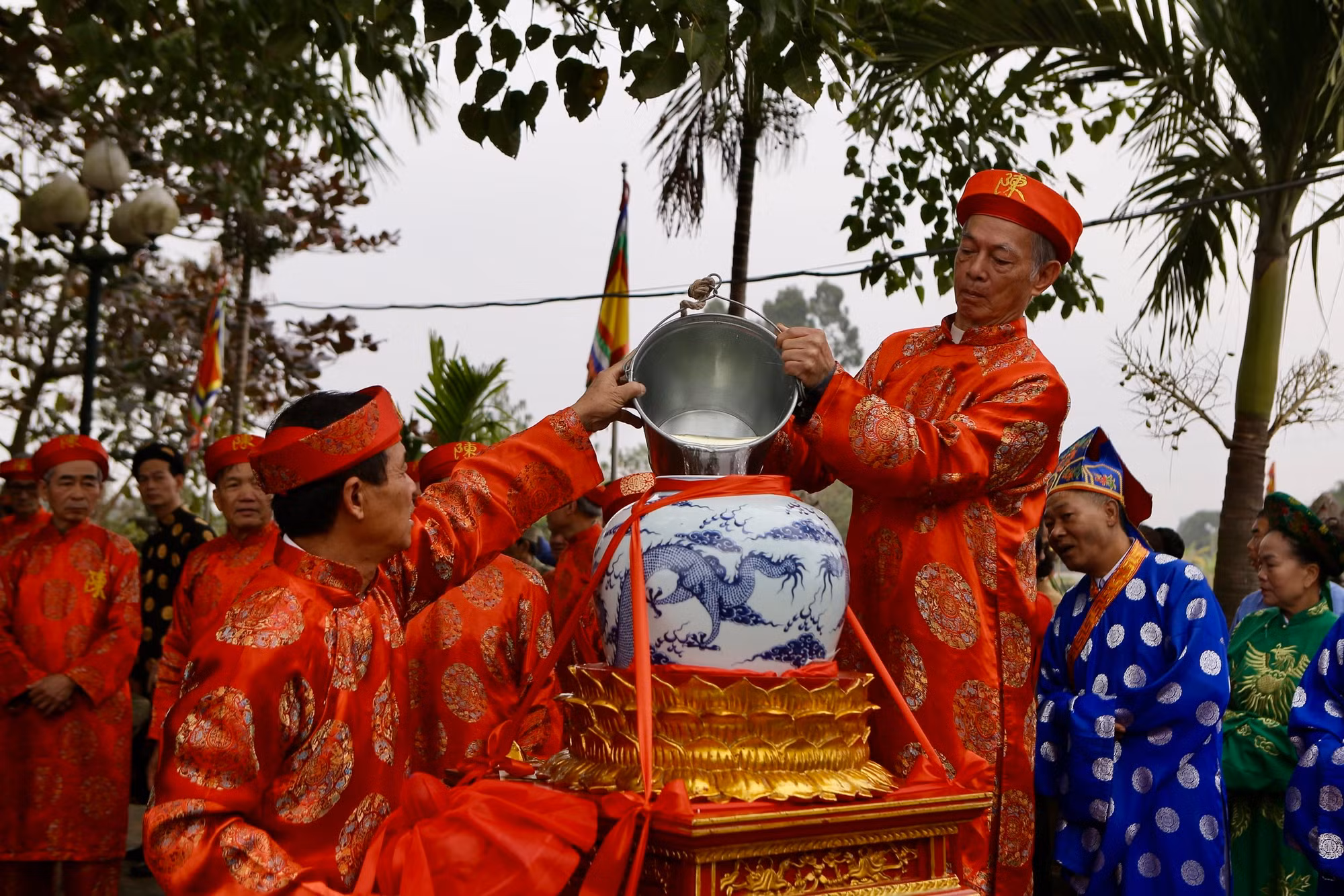 Thực hiện nghi thức rước nước ở giếng Rồng. Thực hiện nghi thức rước nước ở giếng Rồng.