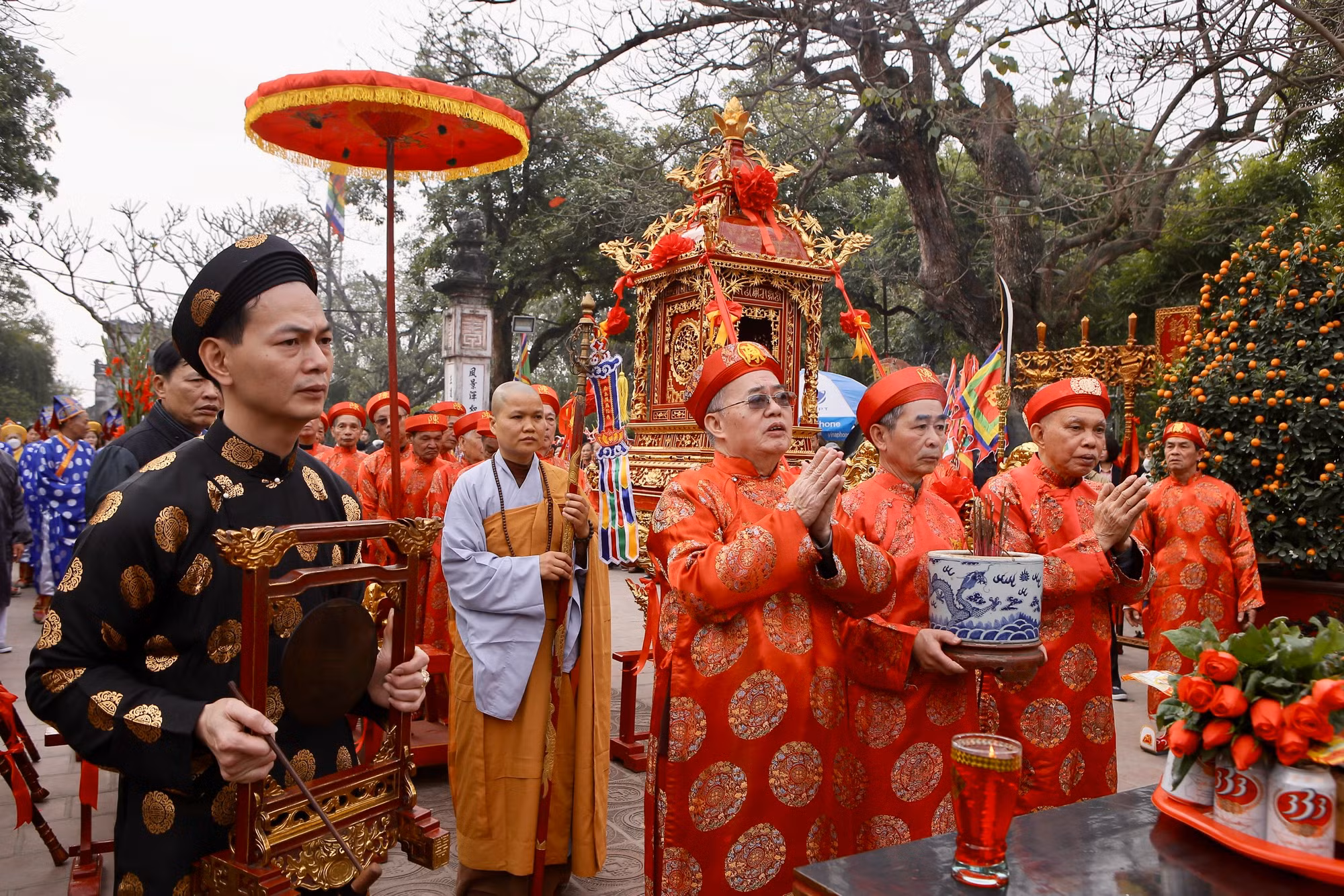 Các vị cao niên, thủ nhang đền Thiên Trường làm lễ kính cáo với các vị vua Trần. Các vị cao niên, thủ nhang đền Thiên Trường làm lễ kính cáo với các vị vua Trần.