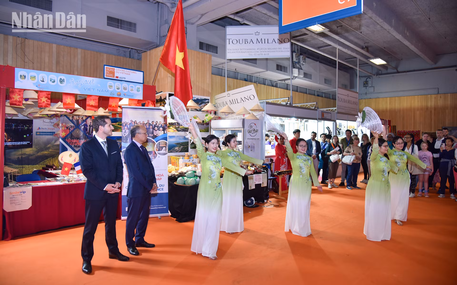 Các tiết mục trình diễn văn nghệ độc đáo giúp Hội chợ quốc tế Paris không chỉ trở thành một nền tảng kết nối thương mại, mà còn là một cầu nối văn hóa giữa các quốc gia cùng tham gia sự kiện.