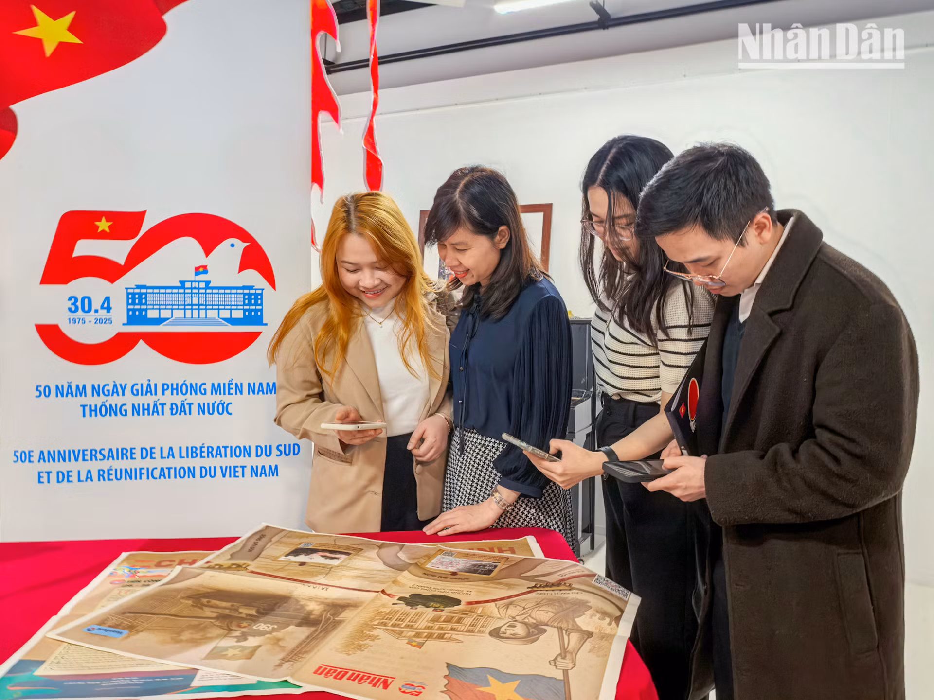 [Ảnh] Kiều bào tại Pháp ôn lại lịch sử qua phụ san đặc biệt kỷ niệm 50 năm thống nhất đất nước ảnh 7