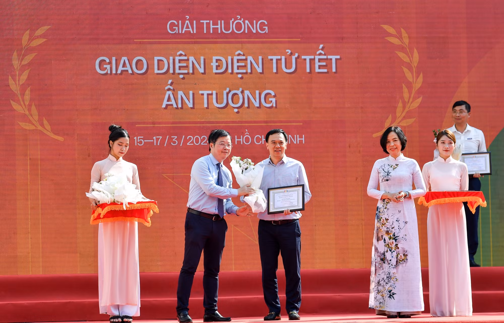 Đồng chí Nguyễn Thanh Lâm, Thứ trưởng Thông tin và Truyền thông trao giải B hạng mục Giao diện điện tử Tết ấn tượng cho đại diện báo Nhân Dân.