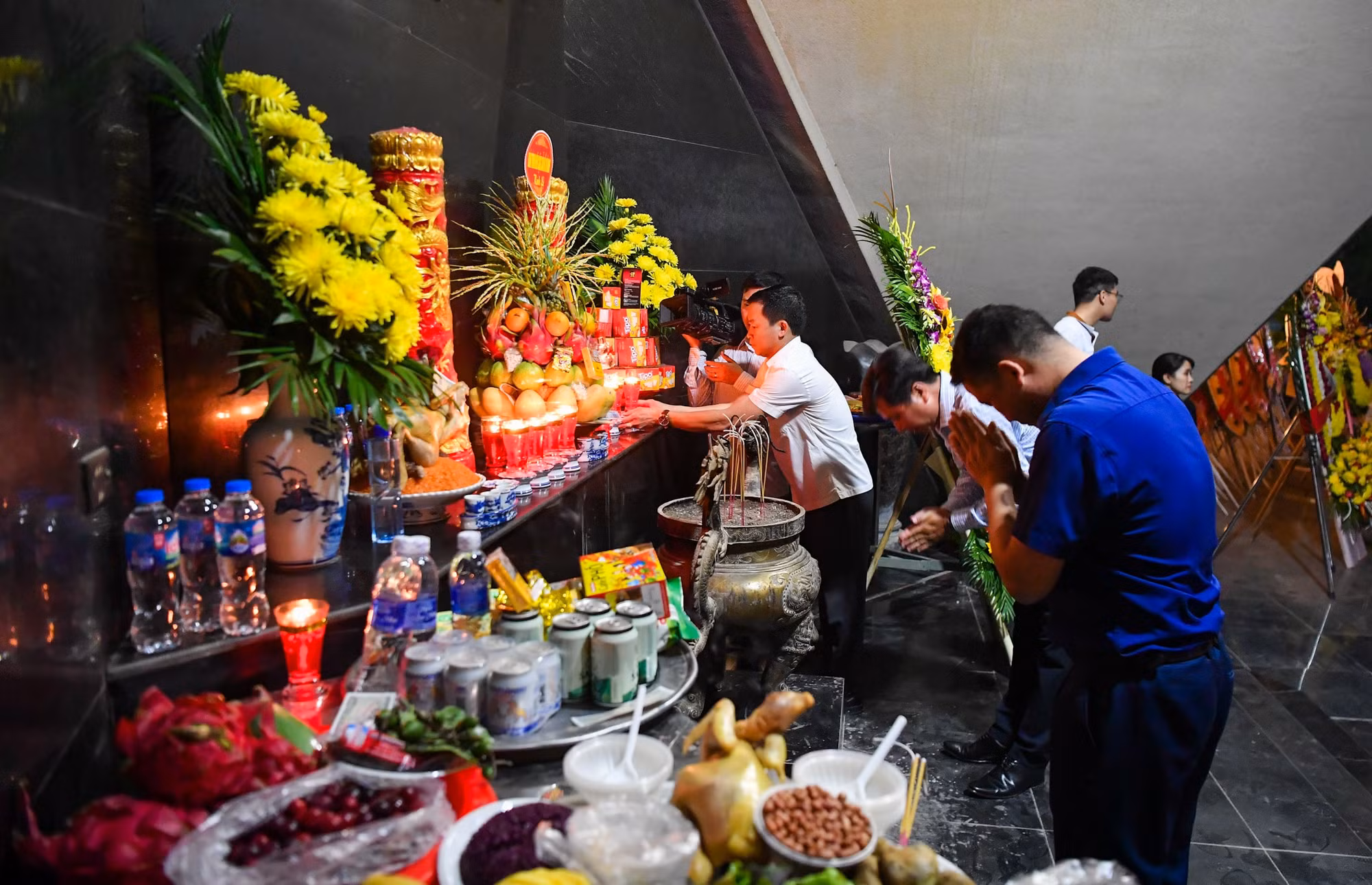 Suốt 56 ngày đêm bền bỉ và anh dũng chiến đấu, bộ đội ta đã làm nên chiến thắng "lừng lẫy năm châu, chấn động địa cầu". Năm tháng sẽ trôi qua nhưng sự đóng góp, hy sinh của các anh hùng, liệt sĩ Điện Biên sẽ mãi mãi ghi vào trang sử oanh liệt của dân tộc ta, quân đội ta.